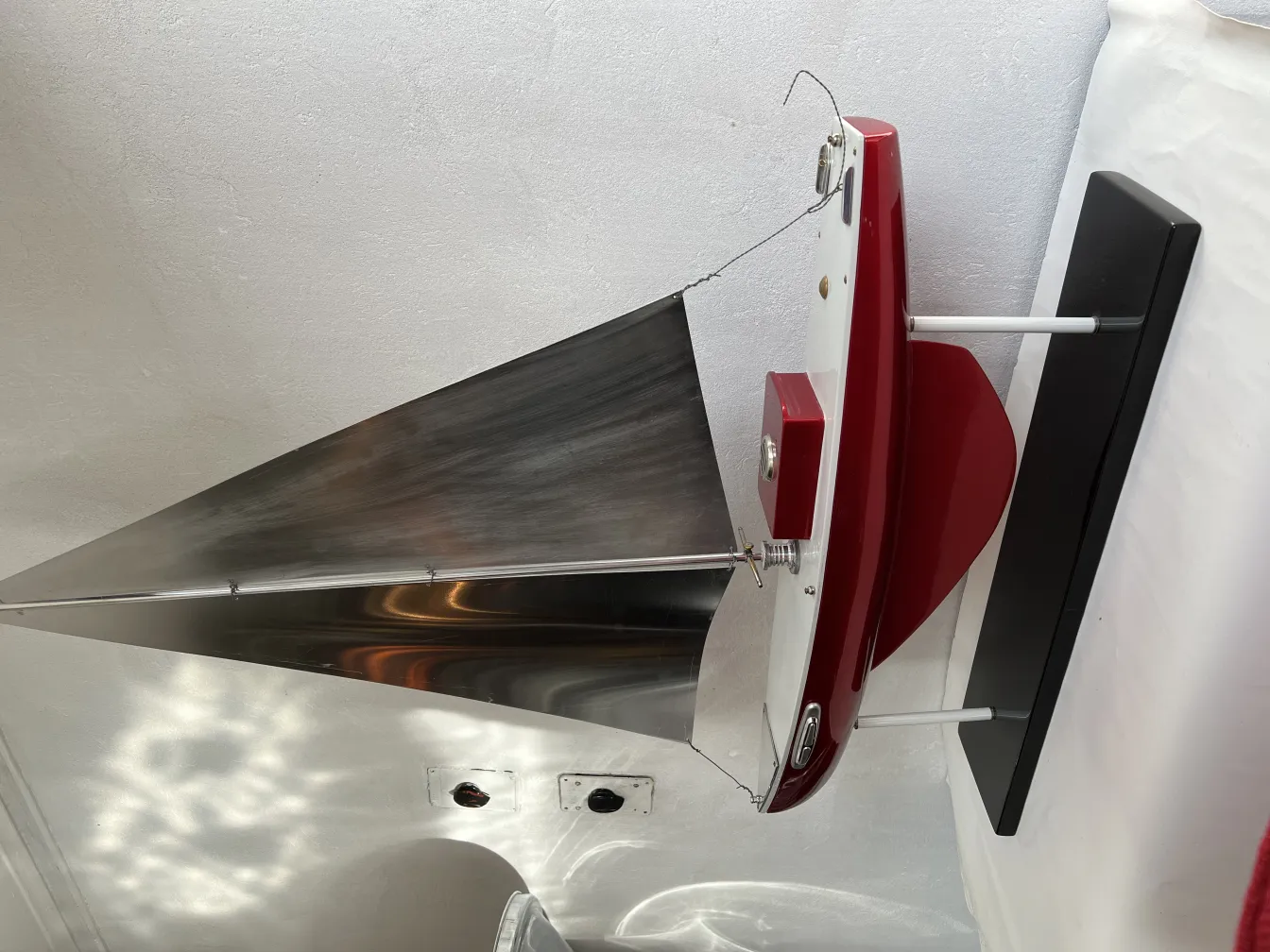 Representação antiga de um barco de designer com velas e detalhes.