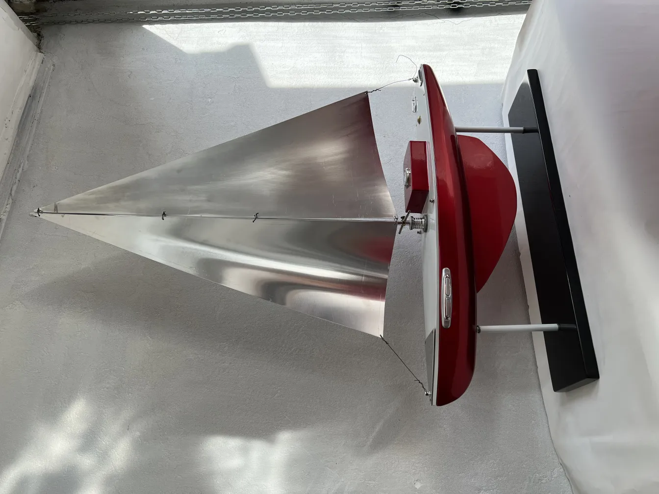 पुरातात्त्विक डिज़ाइनर की नाव मार्सेलो पीना, चांदनी परिधान और सफेद पृष्ठभूमि