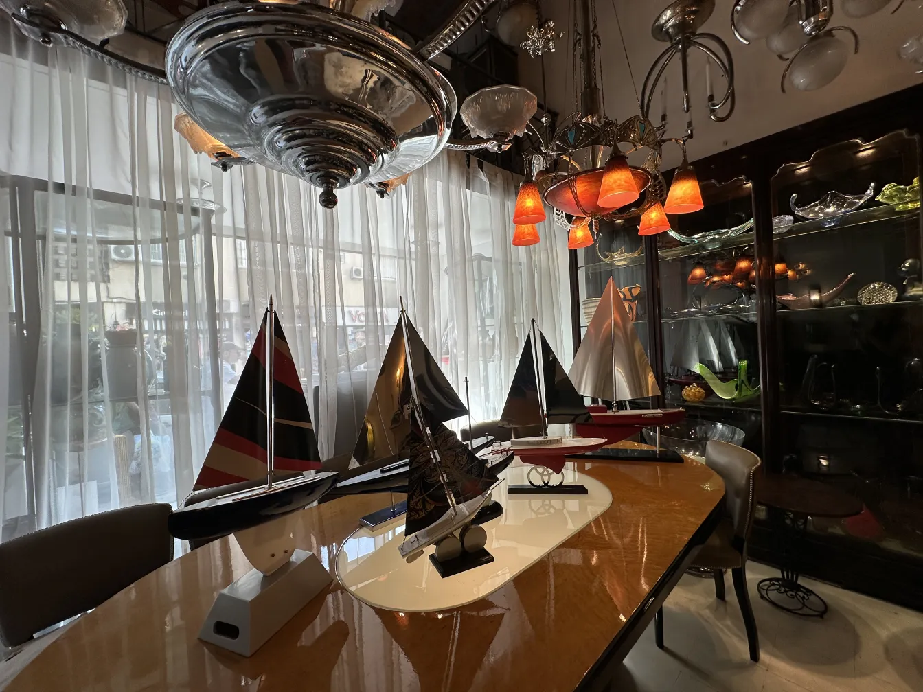 Bateau du designer ancien de Marcelo Peña dans un cadre élégant.