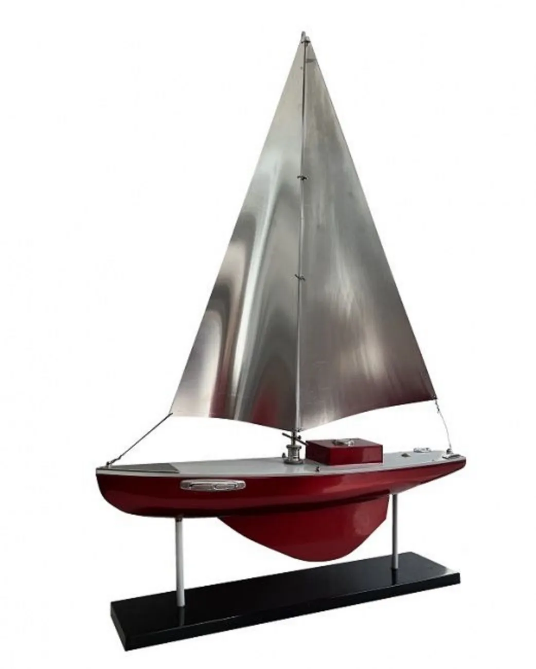 Réplique ancienne de bateau du designer avec voile argentée et base noire.