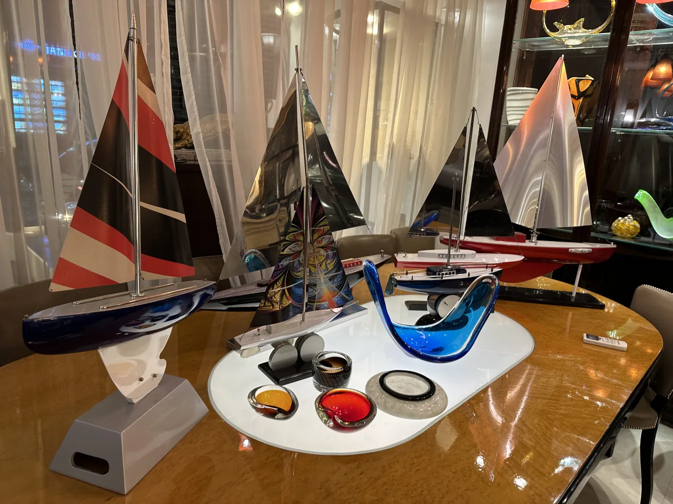 antiguidades barco do designer com várias velas decorativas