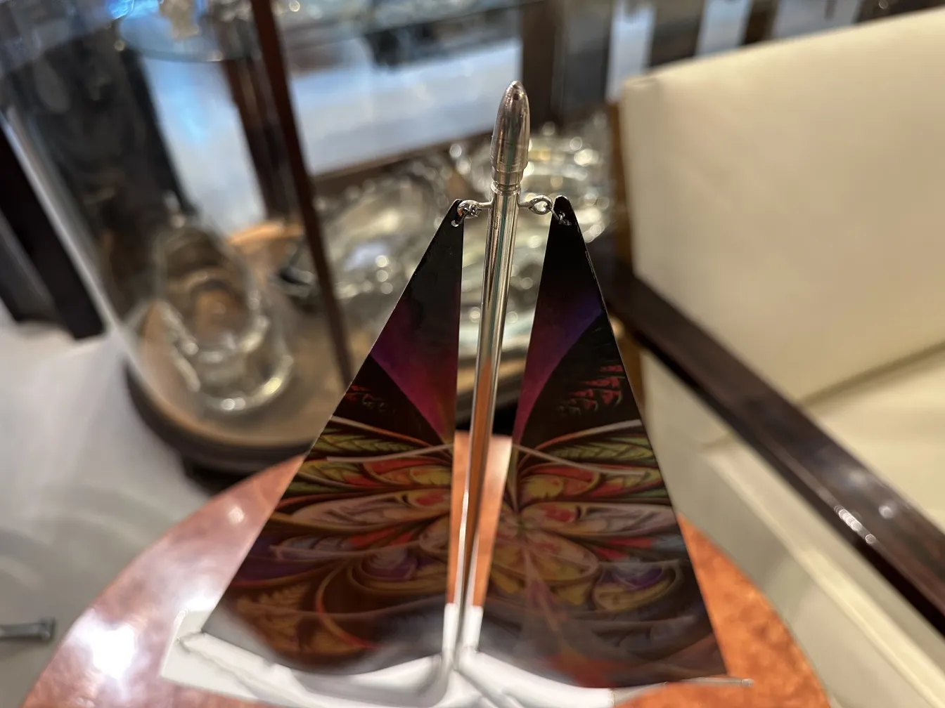 Barco del diseñador con velas decorativas en ambiente elegante.