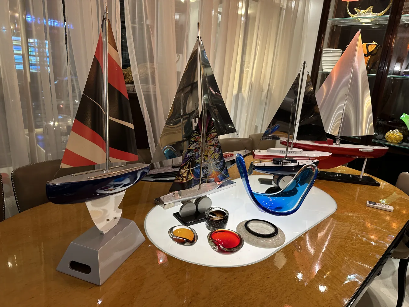 modelo de barco do designer marcelo peña em um ambiente elegante