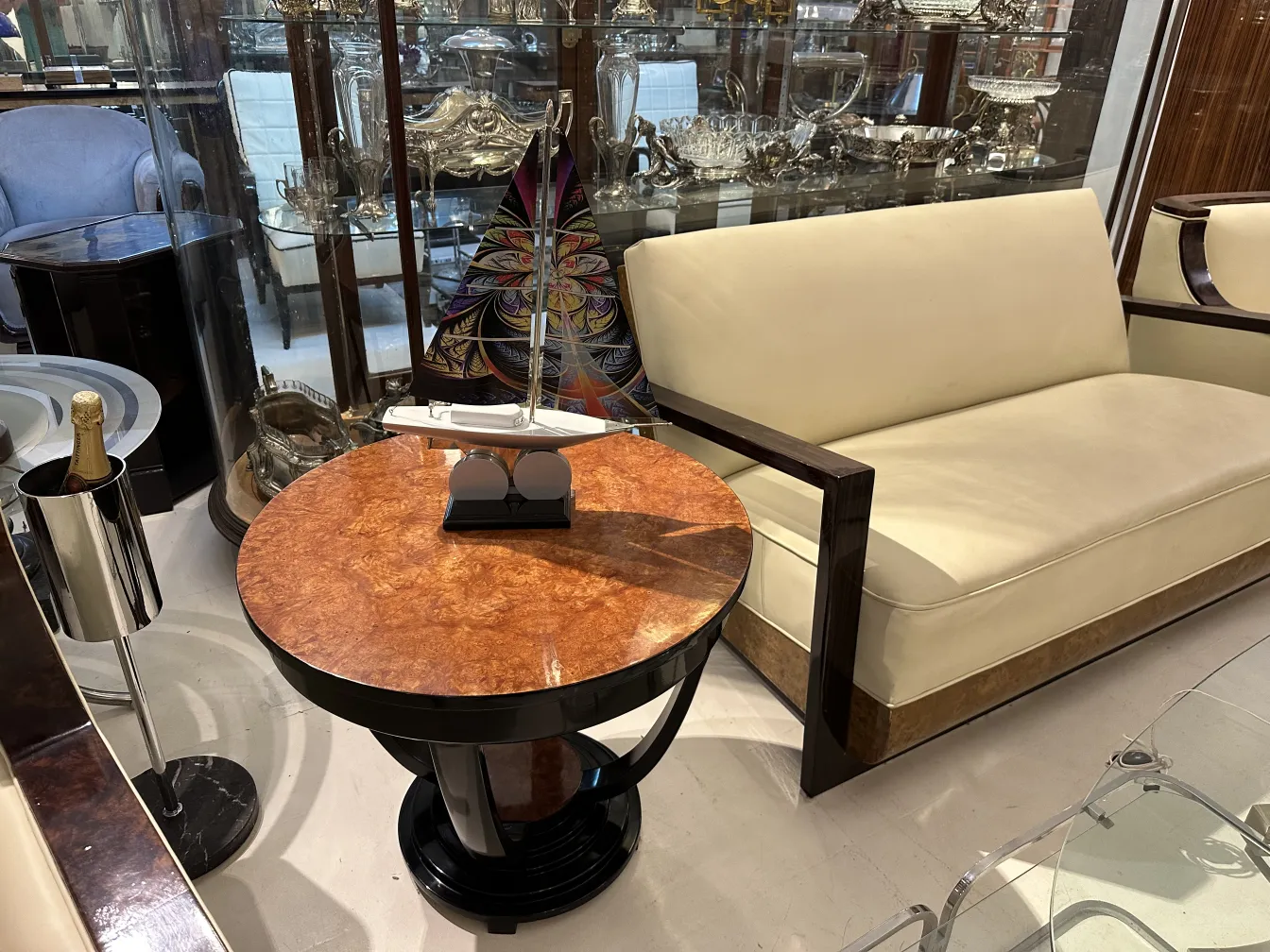 Antikes Schiff des Designers Marcelo Peña, dekoriert und elegant.