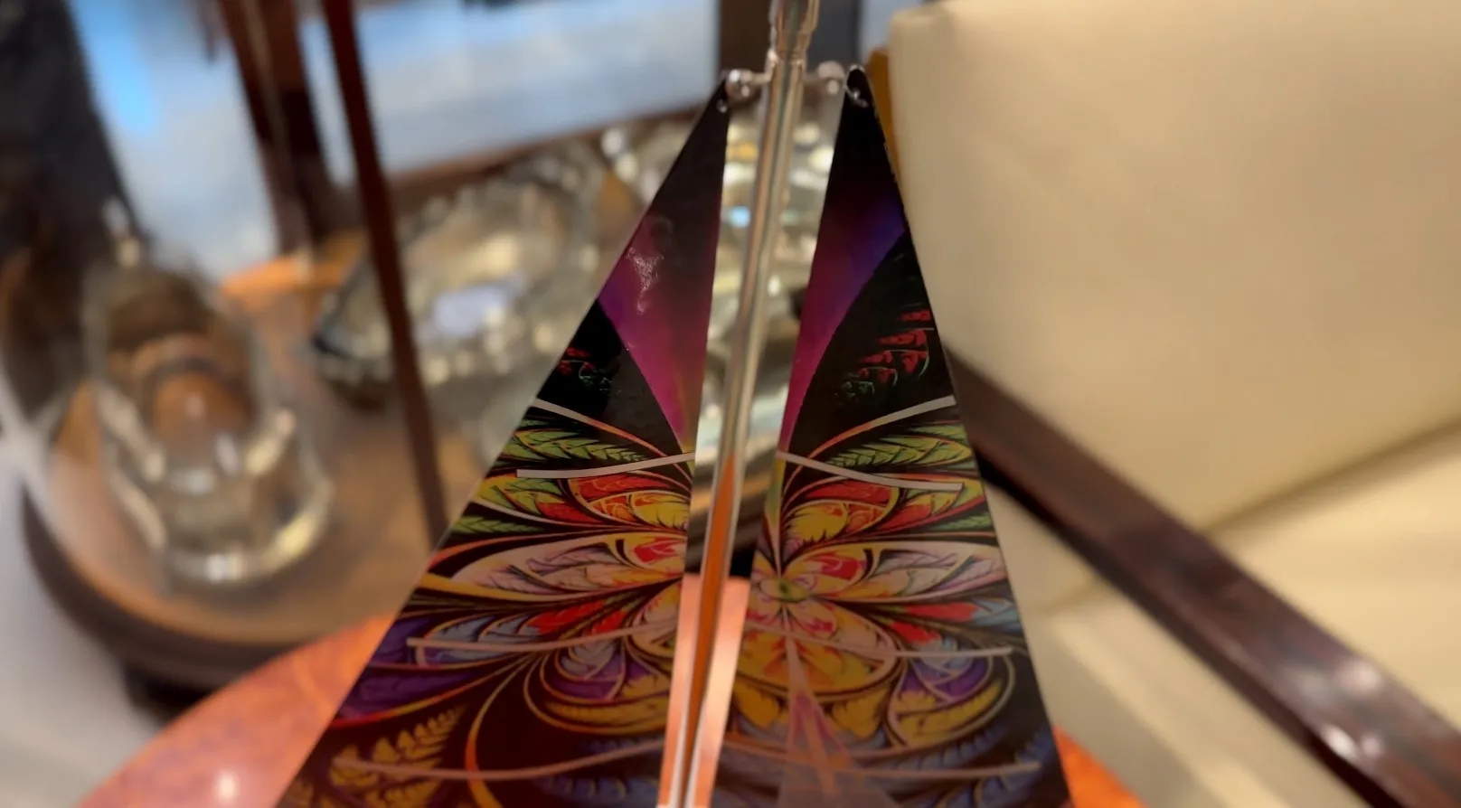 Barco colorido com design intrincado em um ambiente aconchegante