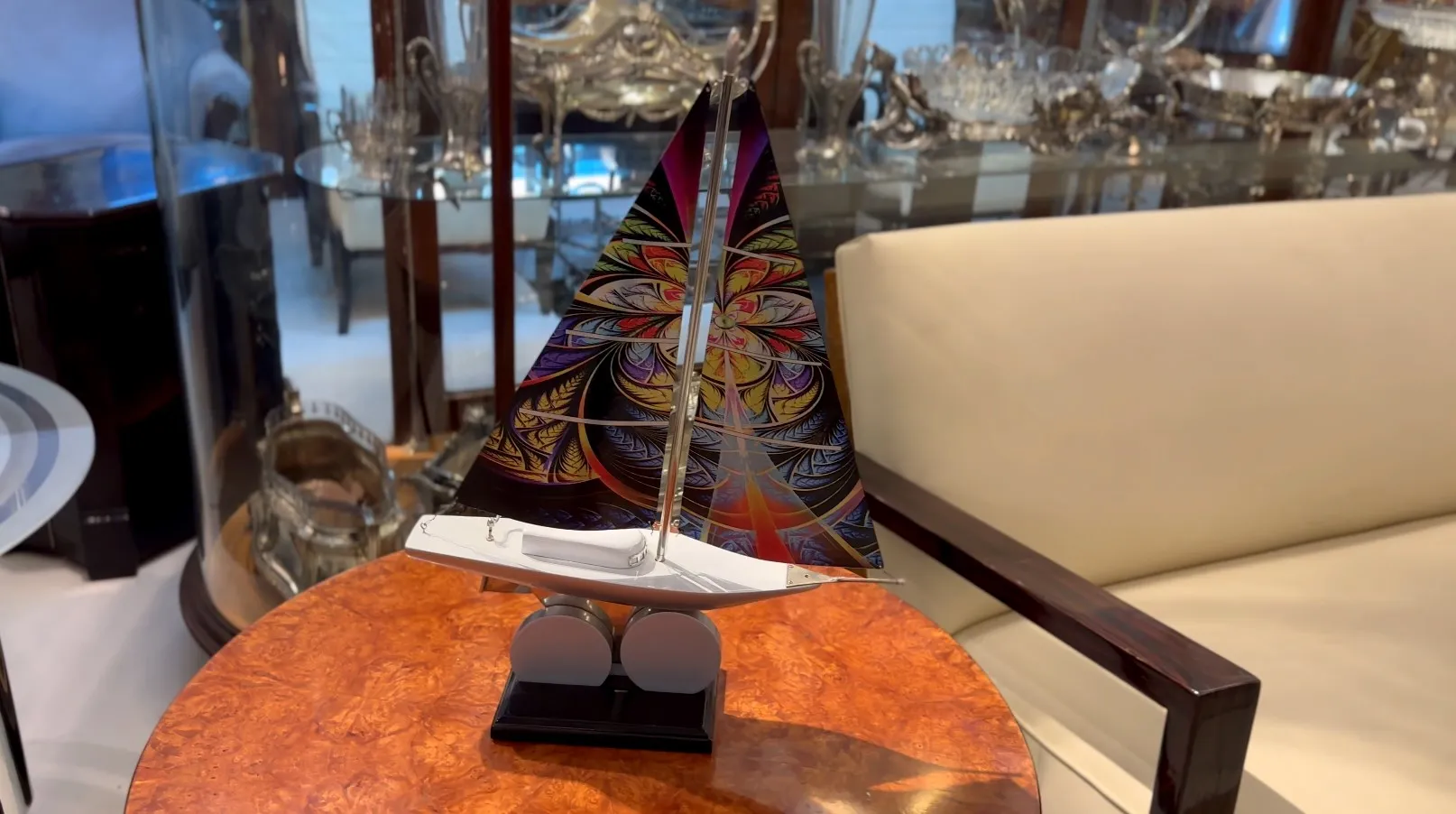 Antikes Schiff des Designers mit bunten Segeln, elegantes Ambiente.