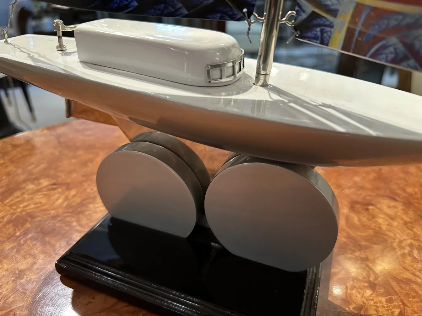 modelo antigo de barco criado por marcelo pena, exibido em um ambiente elegante