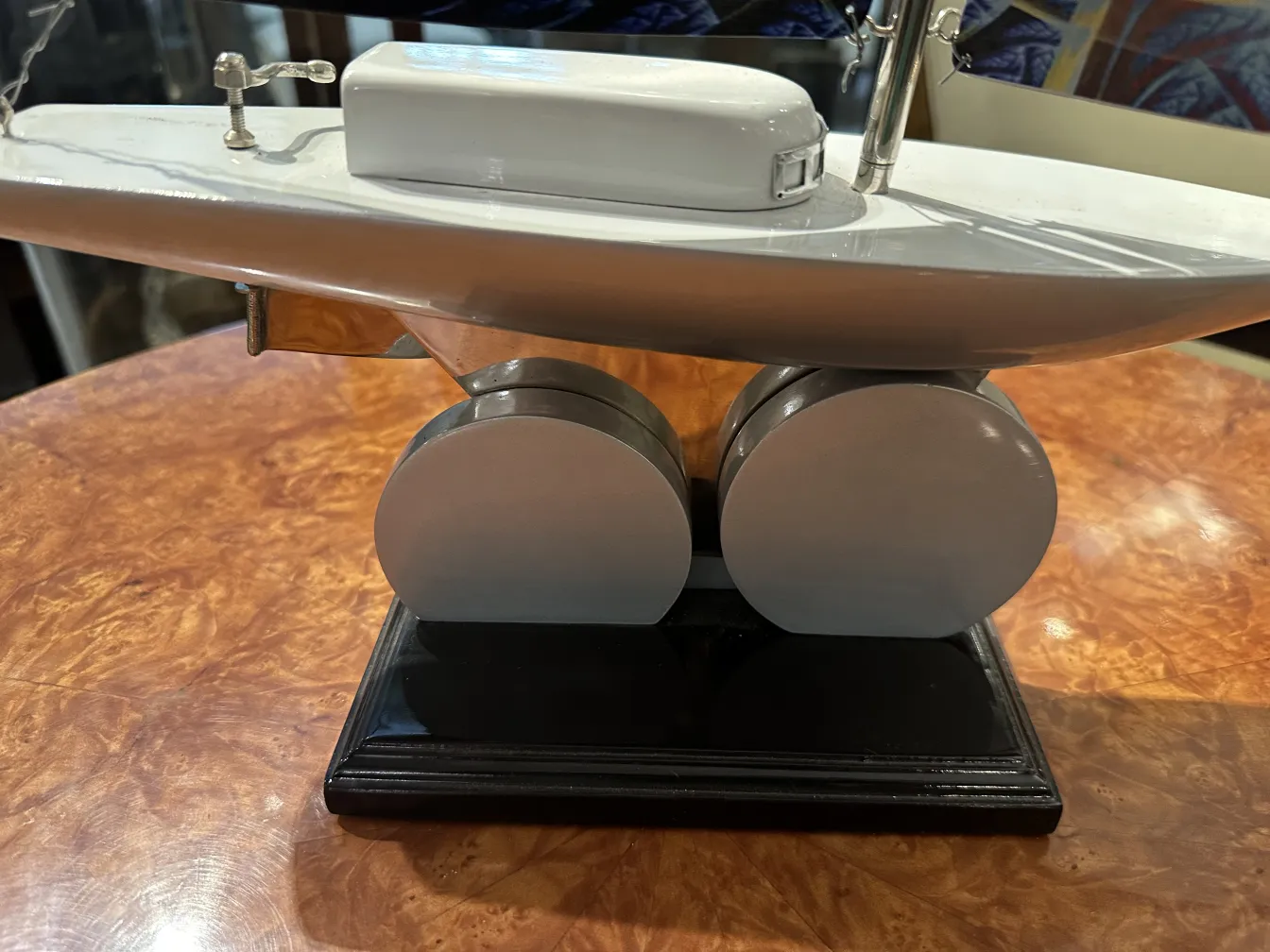 modelo de barco do designer com base elegante