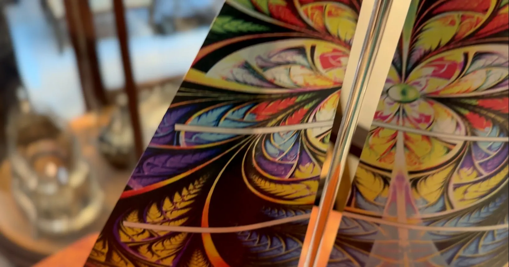 antigo barco do designer marcelo pena com cores vibrantes