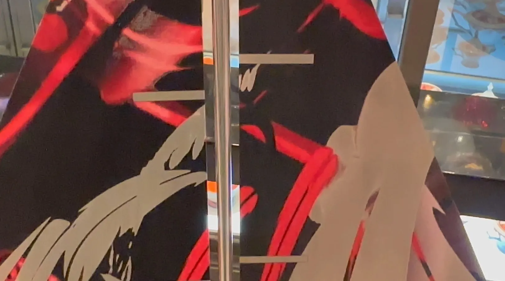 Barco antiguo del diseñador con detalles artísticos, fondo oscuro.