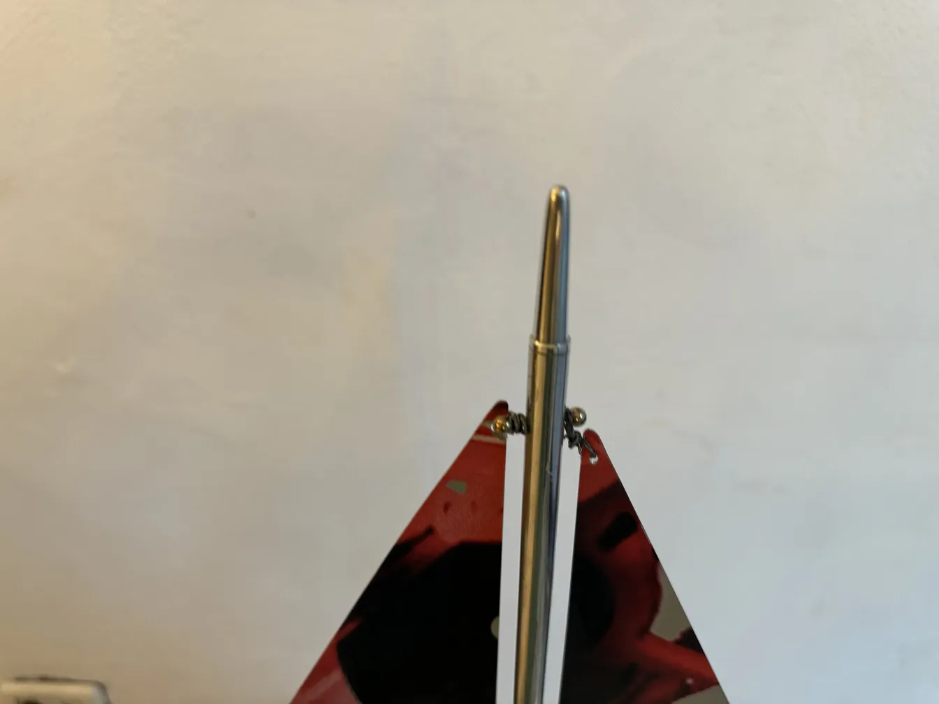 Barca del designer con forma triangolare e dettagli colorati.