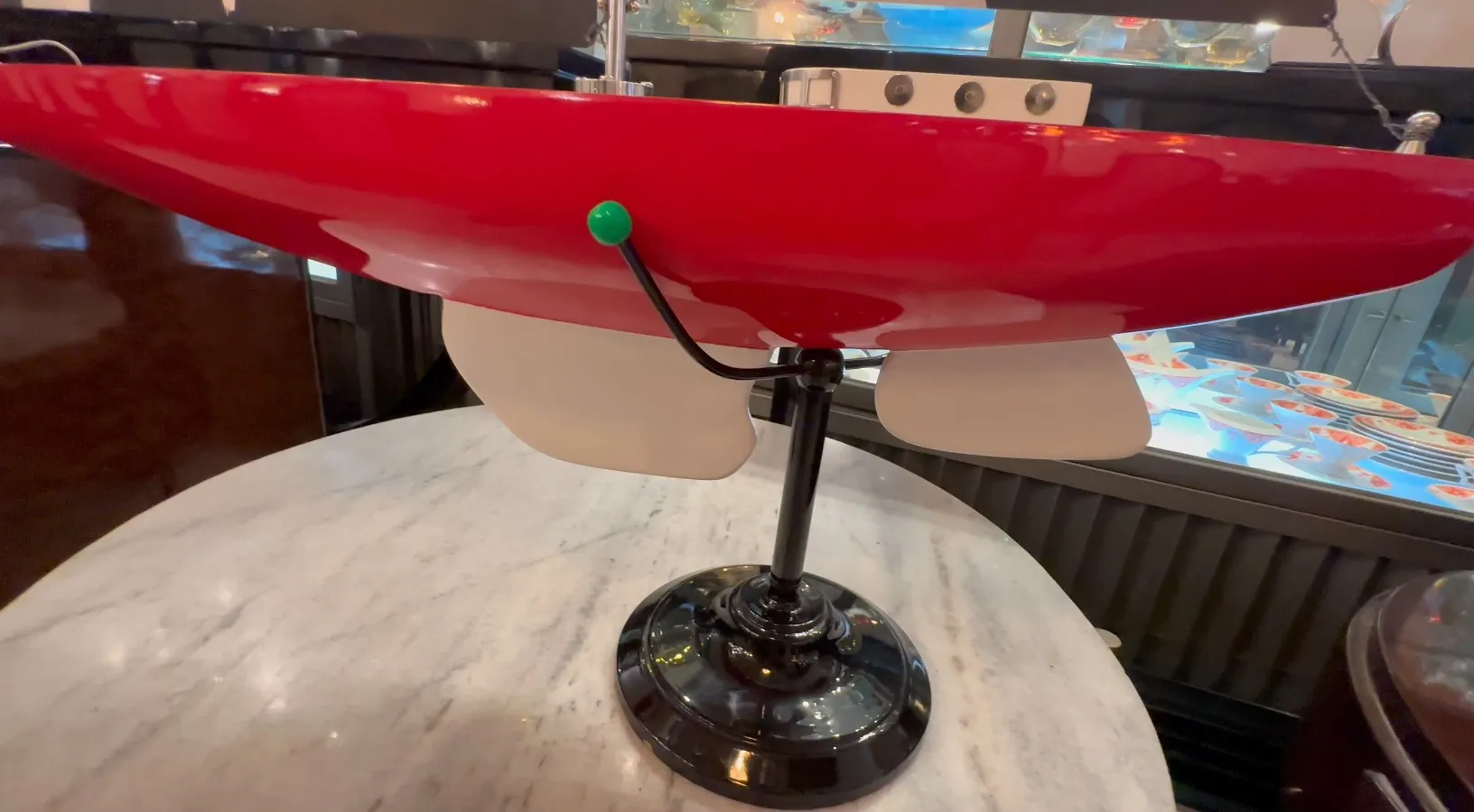 Bateau du designer ancien conçu par Marcelo Peña, avec une base noire et des hélices décoratives.