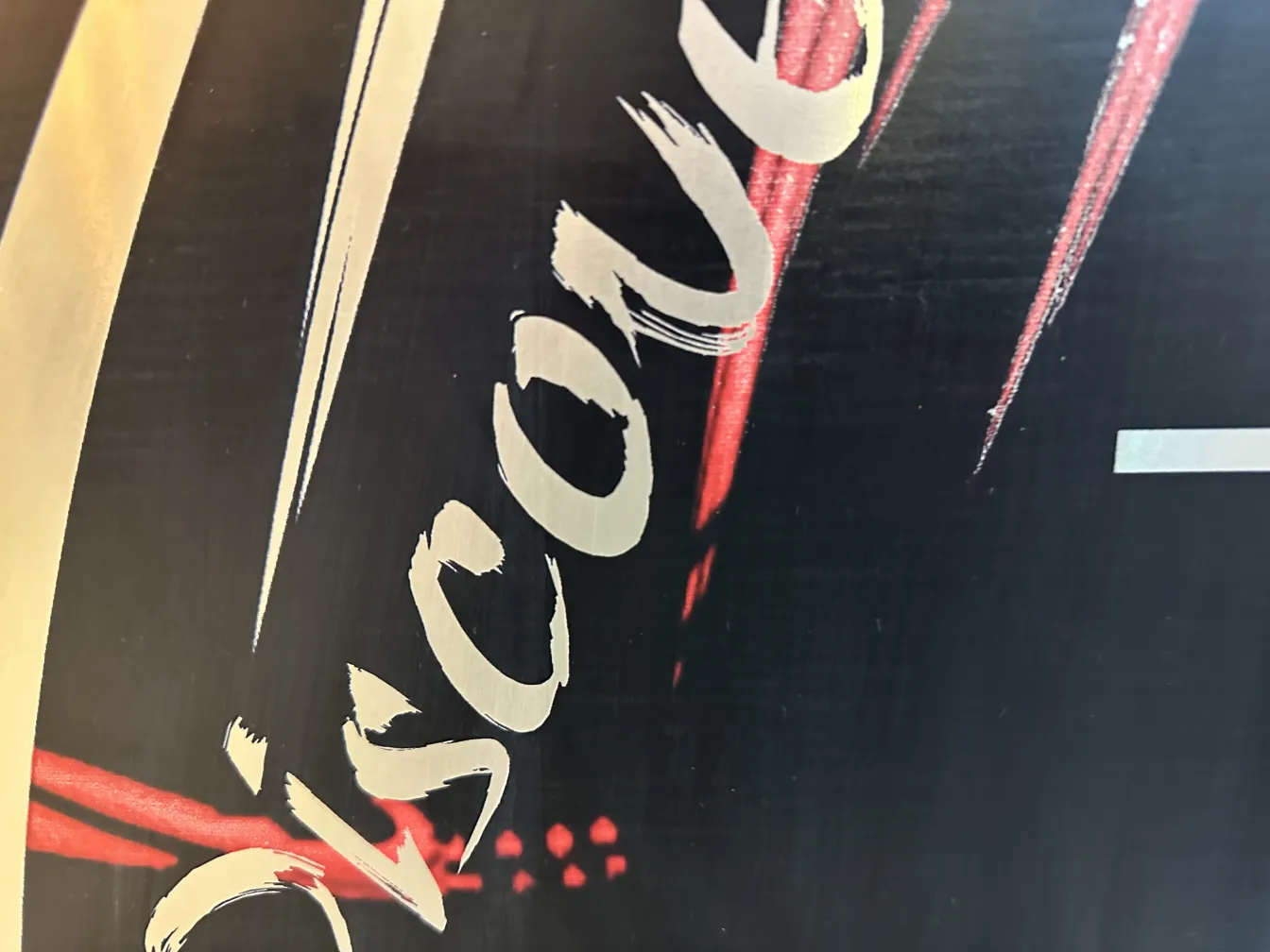 Bateau ancien du designer avec des couleurs vives et des détails artistiques.