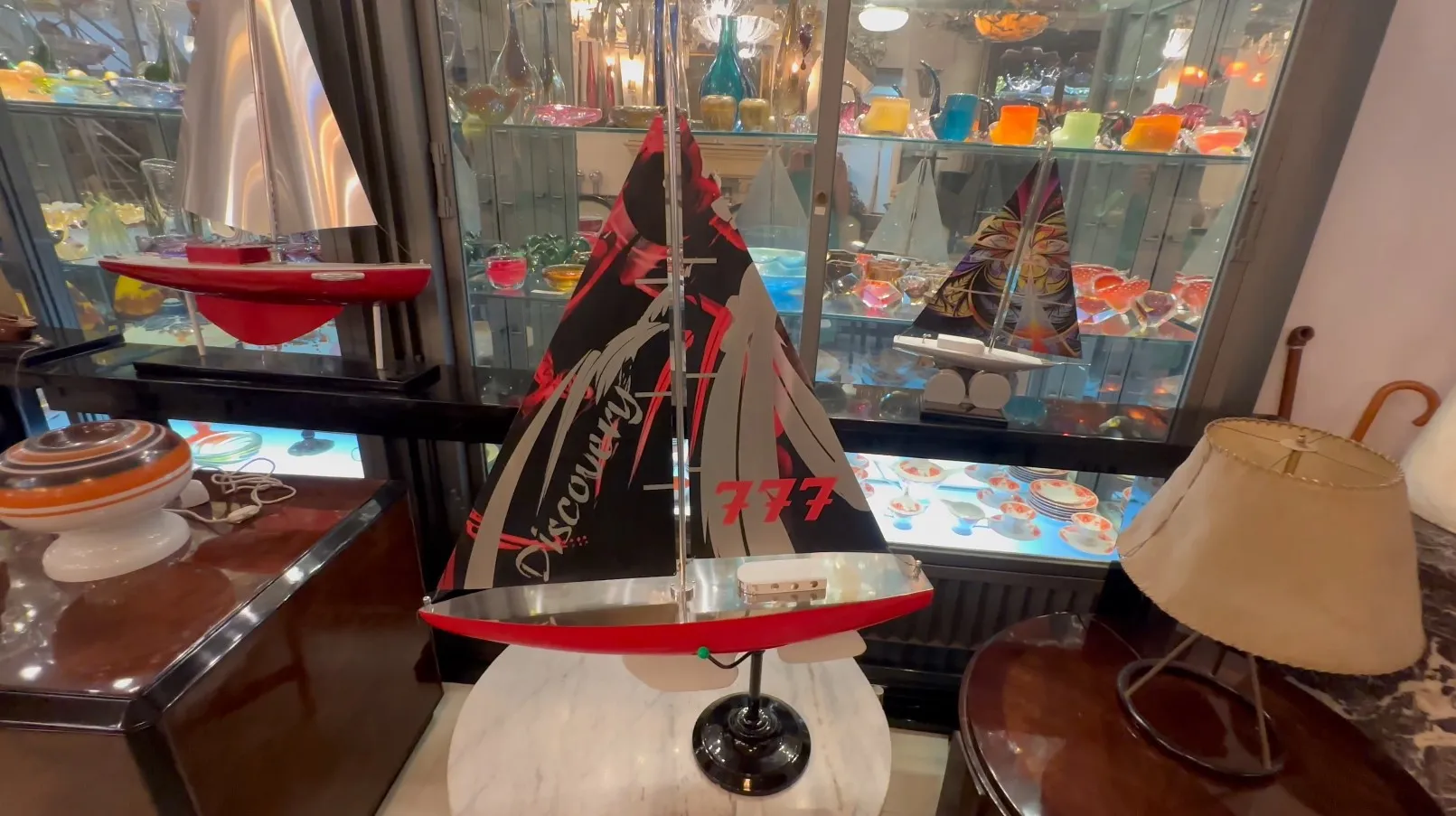 modelo antiguo de barco del diseñador con vela negra y roja