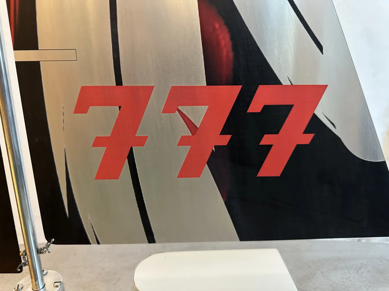 Altes Schiff des Designers mit roten Zahlen 777, eleganter Rahmen.