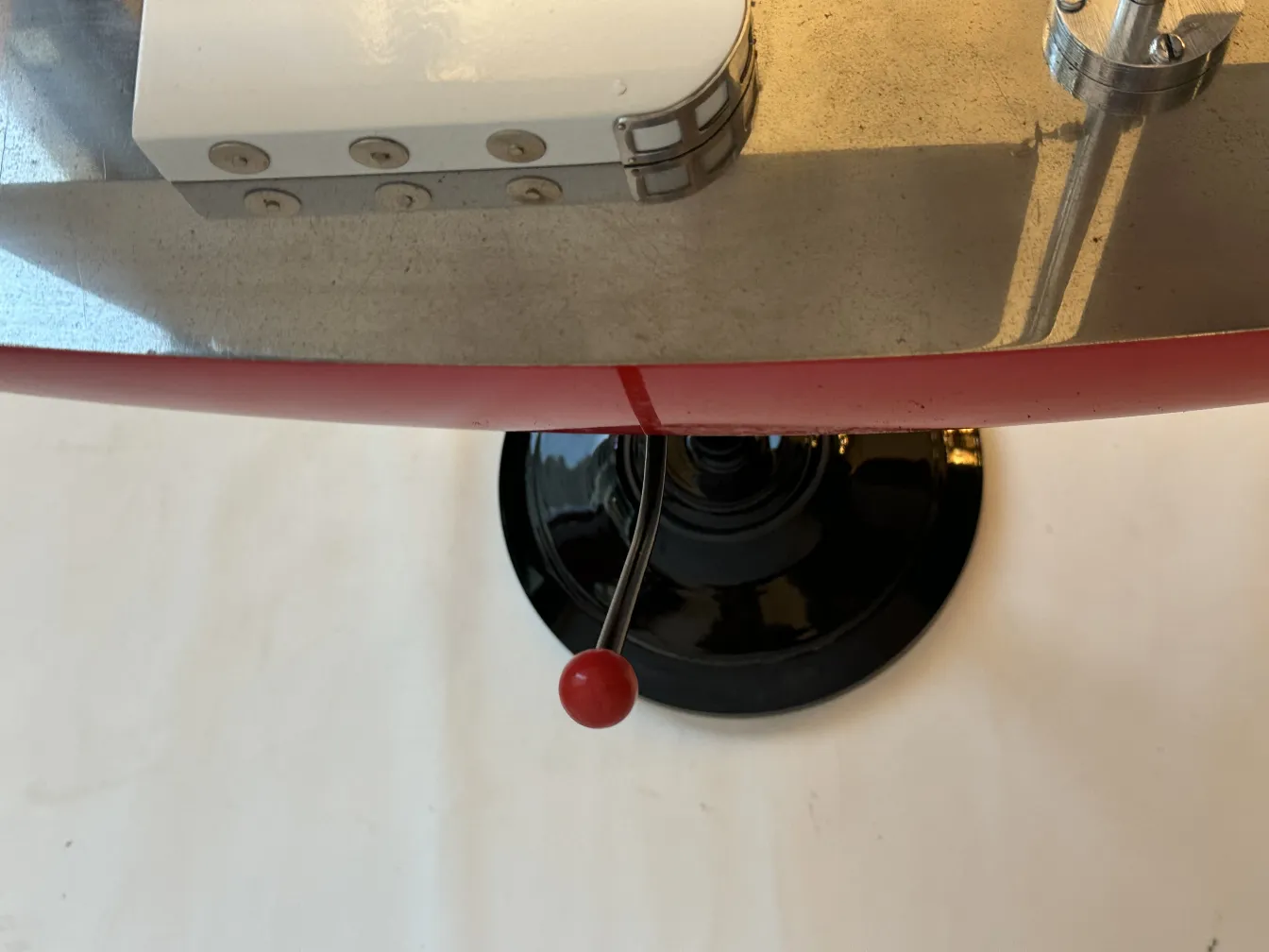 Bateau ancien du designer Marcelo Peña, rouge et blanc, avec une base noire.