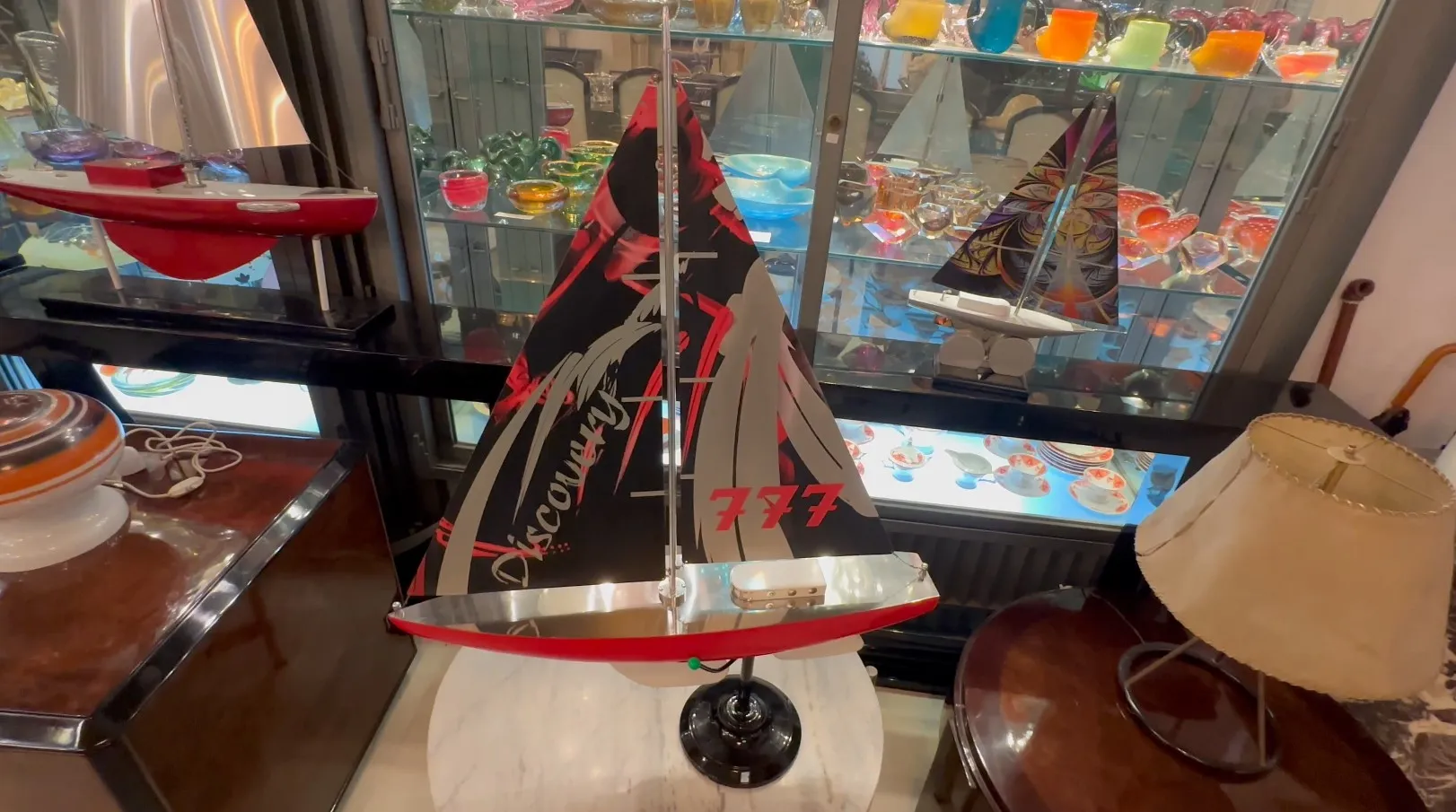 antigua representación de un barco del diseñador, detalles en negro y rojo