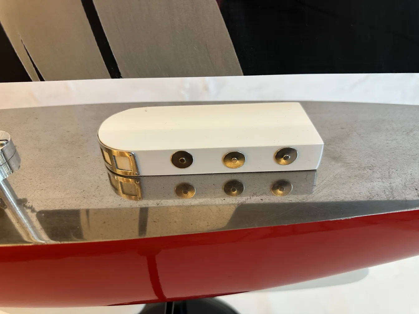 डिज़ाइनर मार्सेलो पेना द्वारा प्राचीन नाव जो अनोखे विवरण दिखाती है।