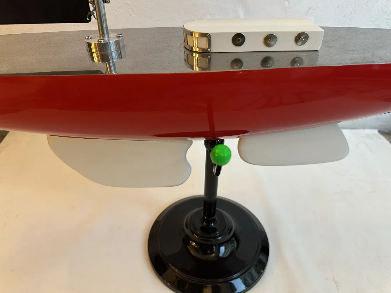 古董设计师的船，红色带黑色底座和灰色细节。