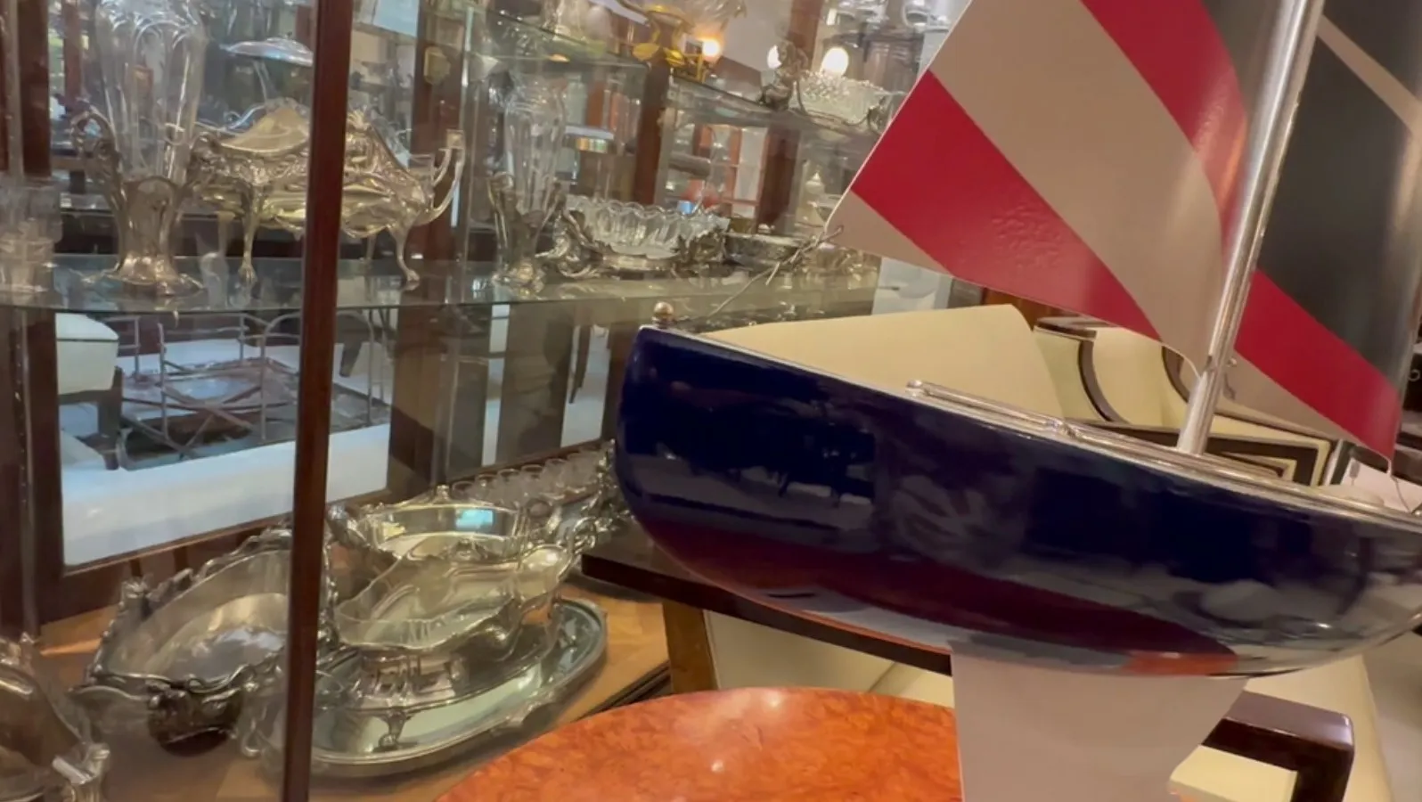 デザイナーのマルセロ・ペーニャによる古い船、旗付き。