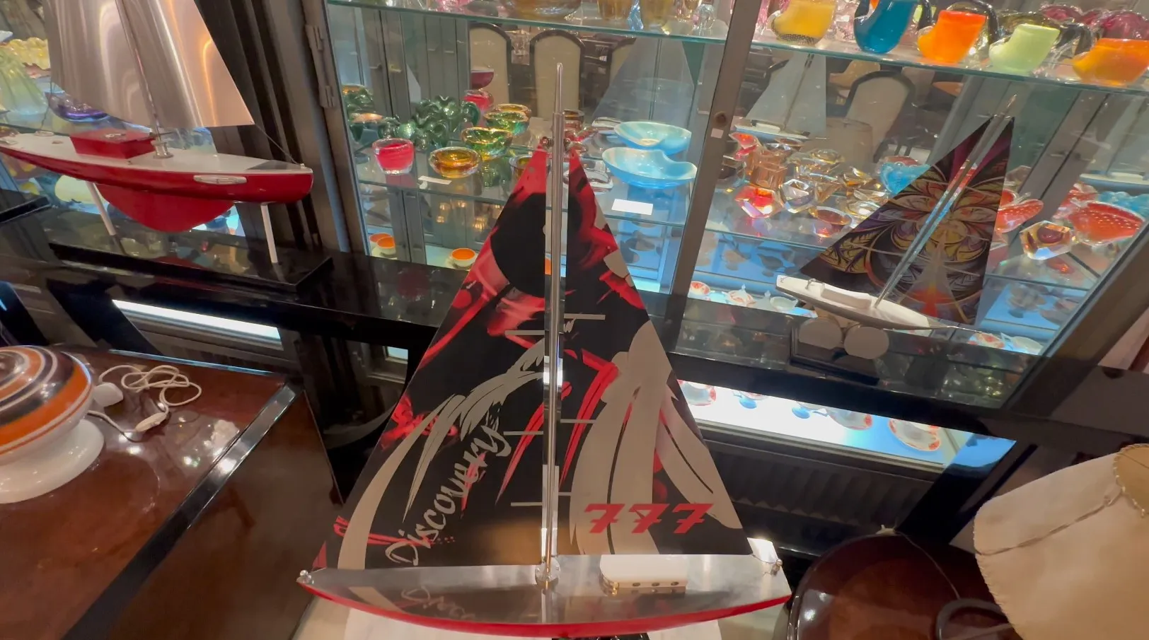 Barco del diseñador antiguo de Marcelo Peña con detalles coloridos en un ambiente acogedor.