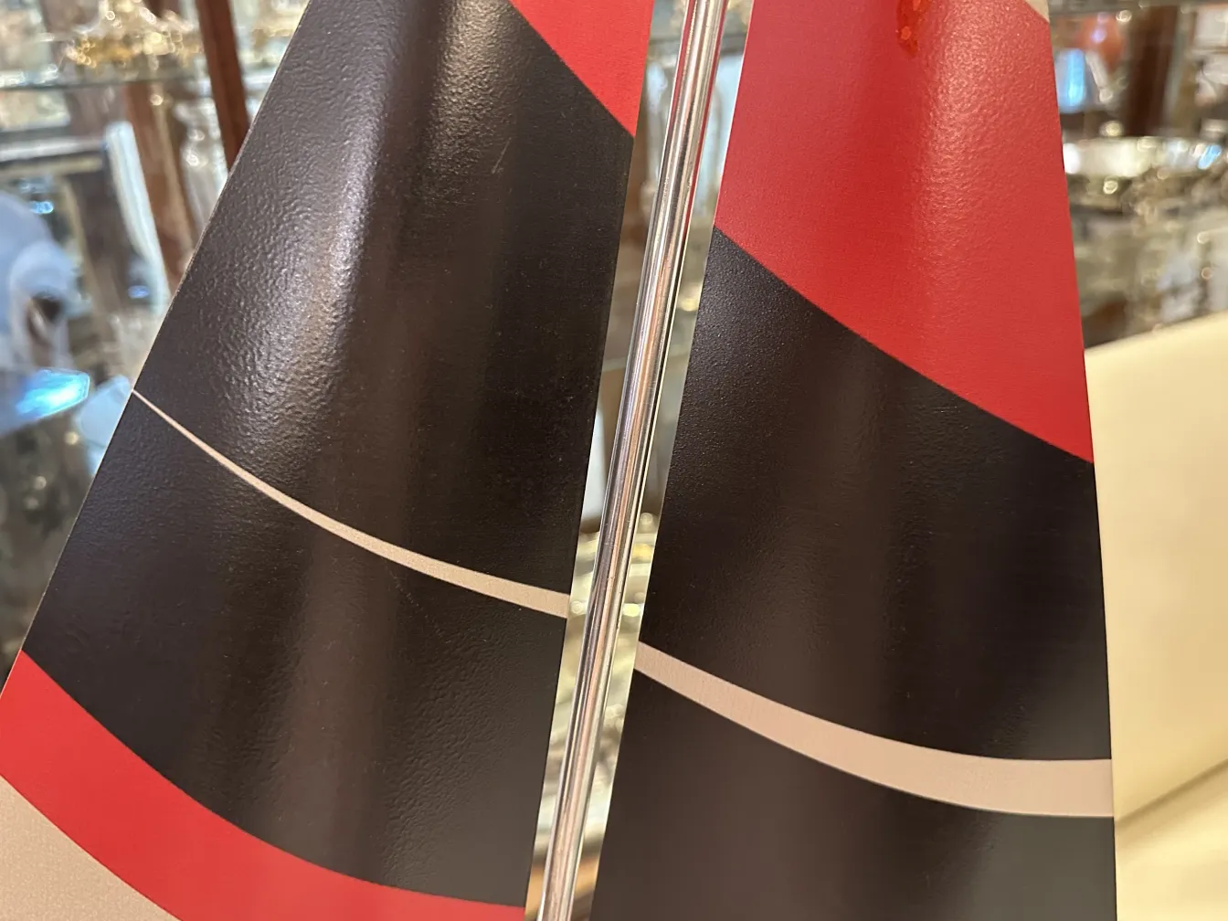 Schiff des Designers in rot, schwarz und weiß mit stilvollen Details.