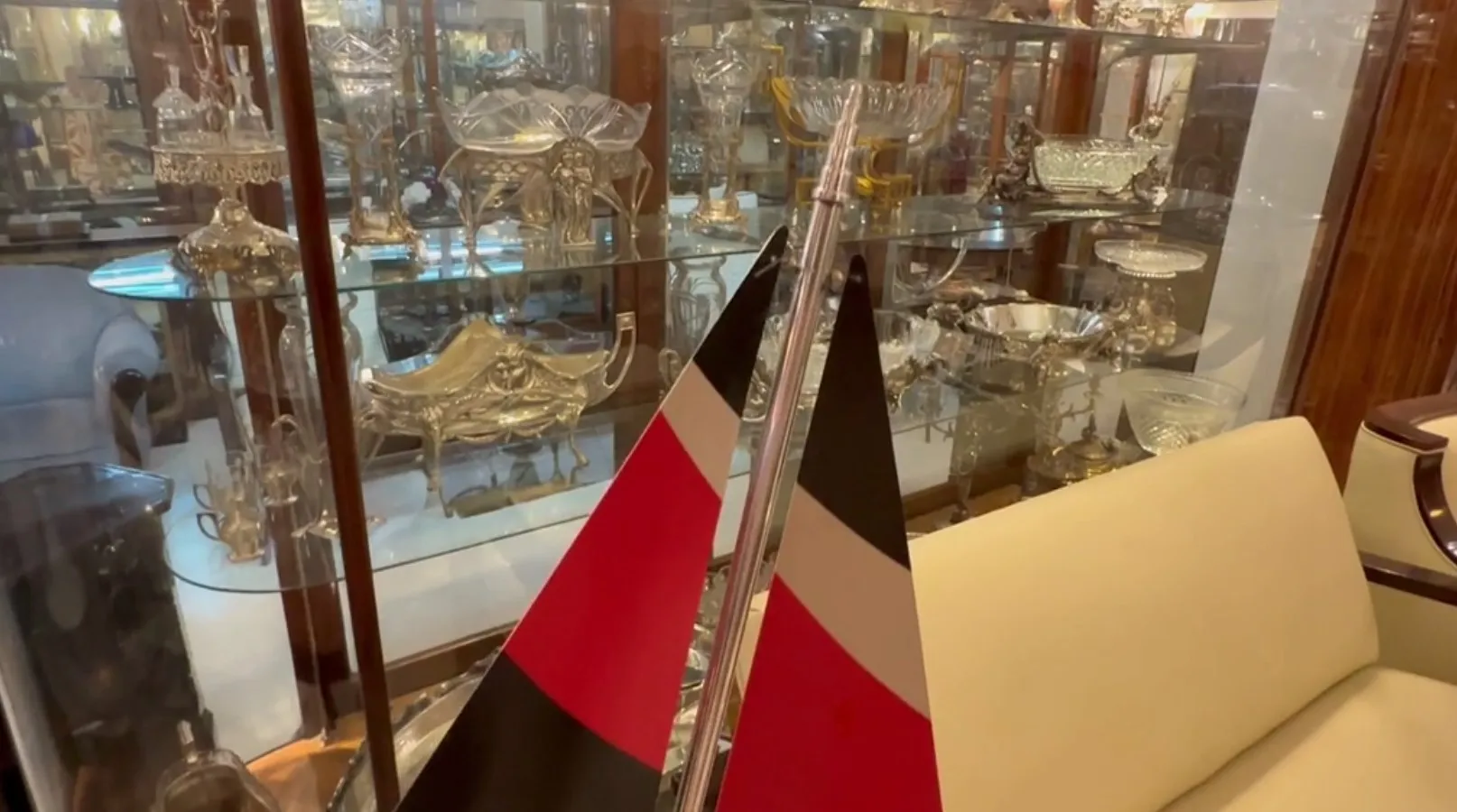 デザイナーの古い船、展示された旗に囲まれたアンティーク。