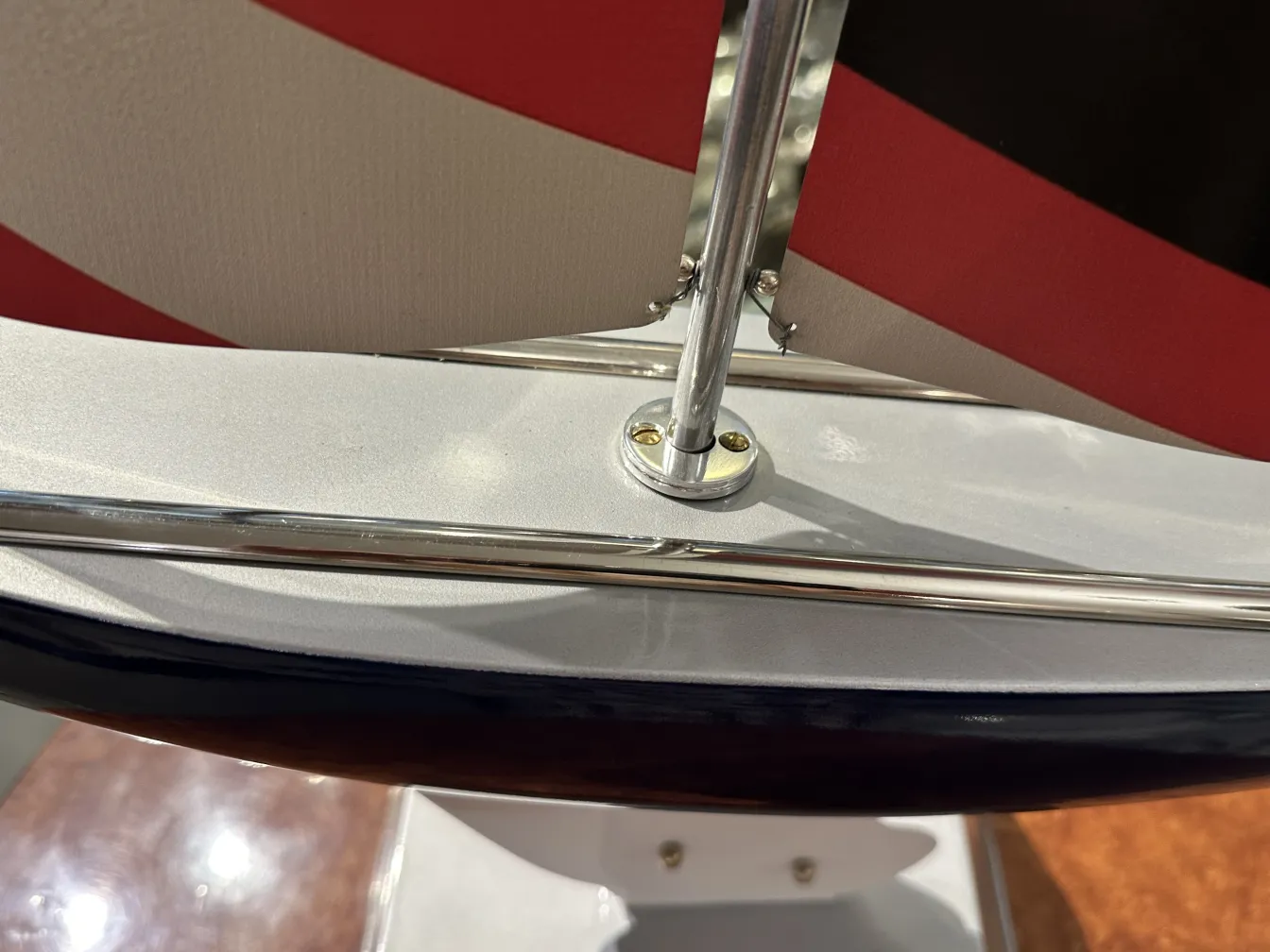 Modelo antiguo de barco con velas en rojo y blanco, diseñado por Marcelo Peña.