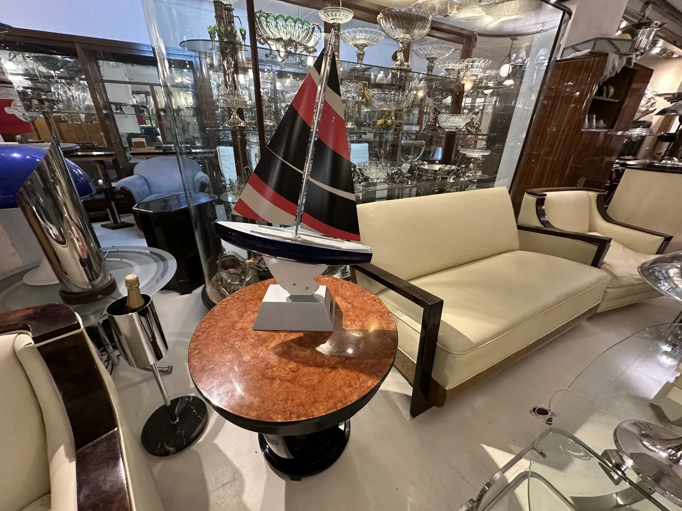 Antikes Schiff des Designers in einem eleganten Raum.