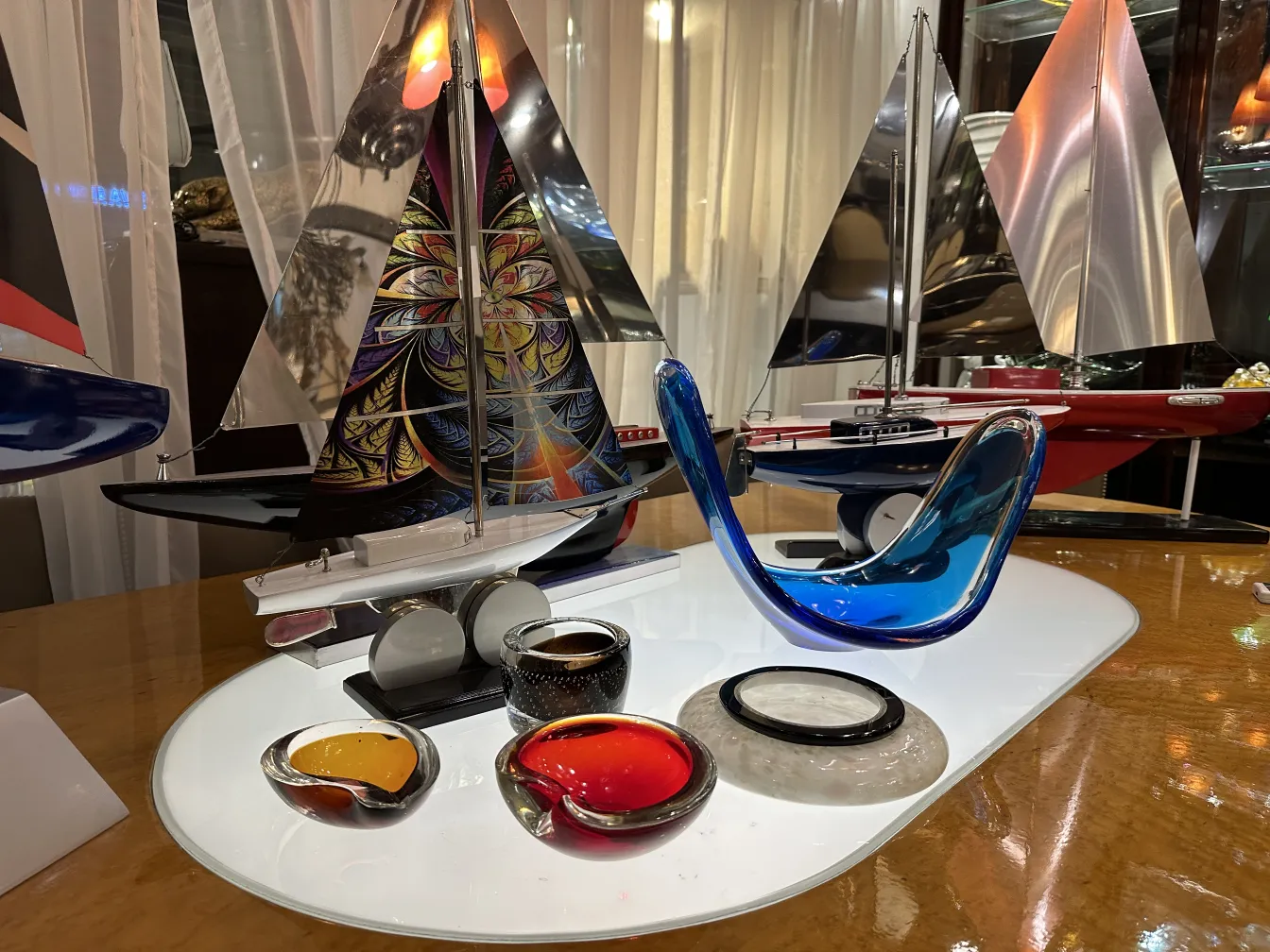 Bateau du designer avec des voiles colorées et des détails artistiques dans un cadre élégant.