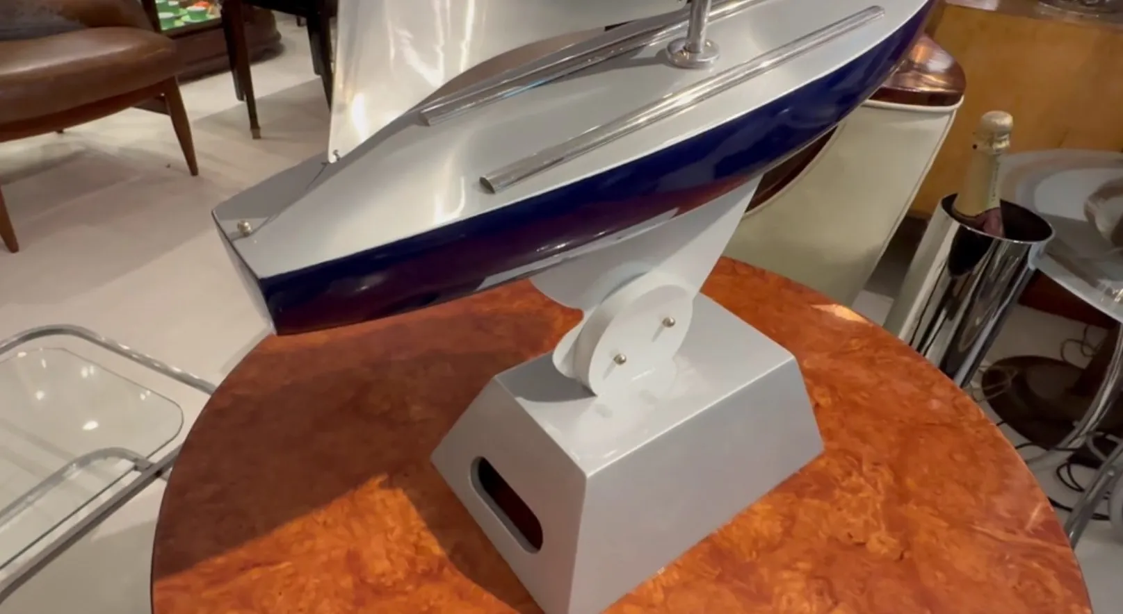 barco del diseñador en una base blanca y brillante, detalle elegante.