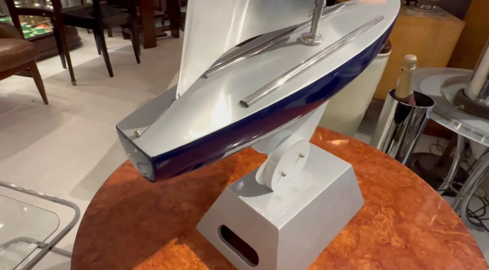 Barco antigo do designer Marcelo Peña com linhas elegantes, apresentado em um ambiente estiloso.