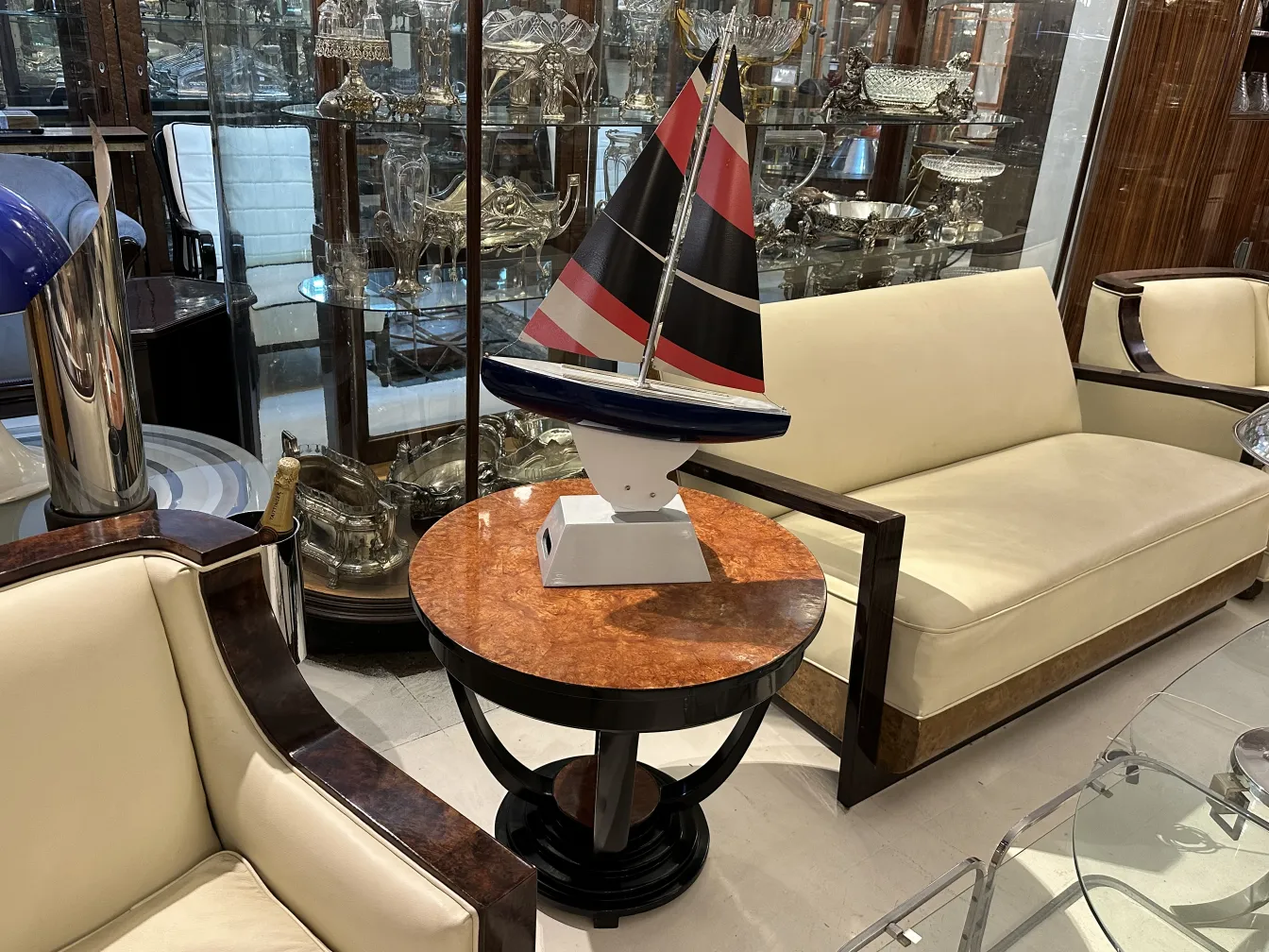 Antikes Schiff des Designers mit bunten Segeln im Wohnzimmer.