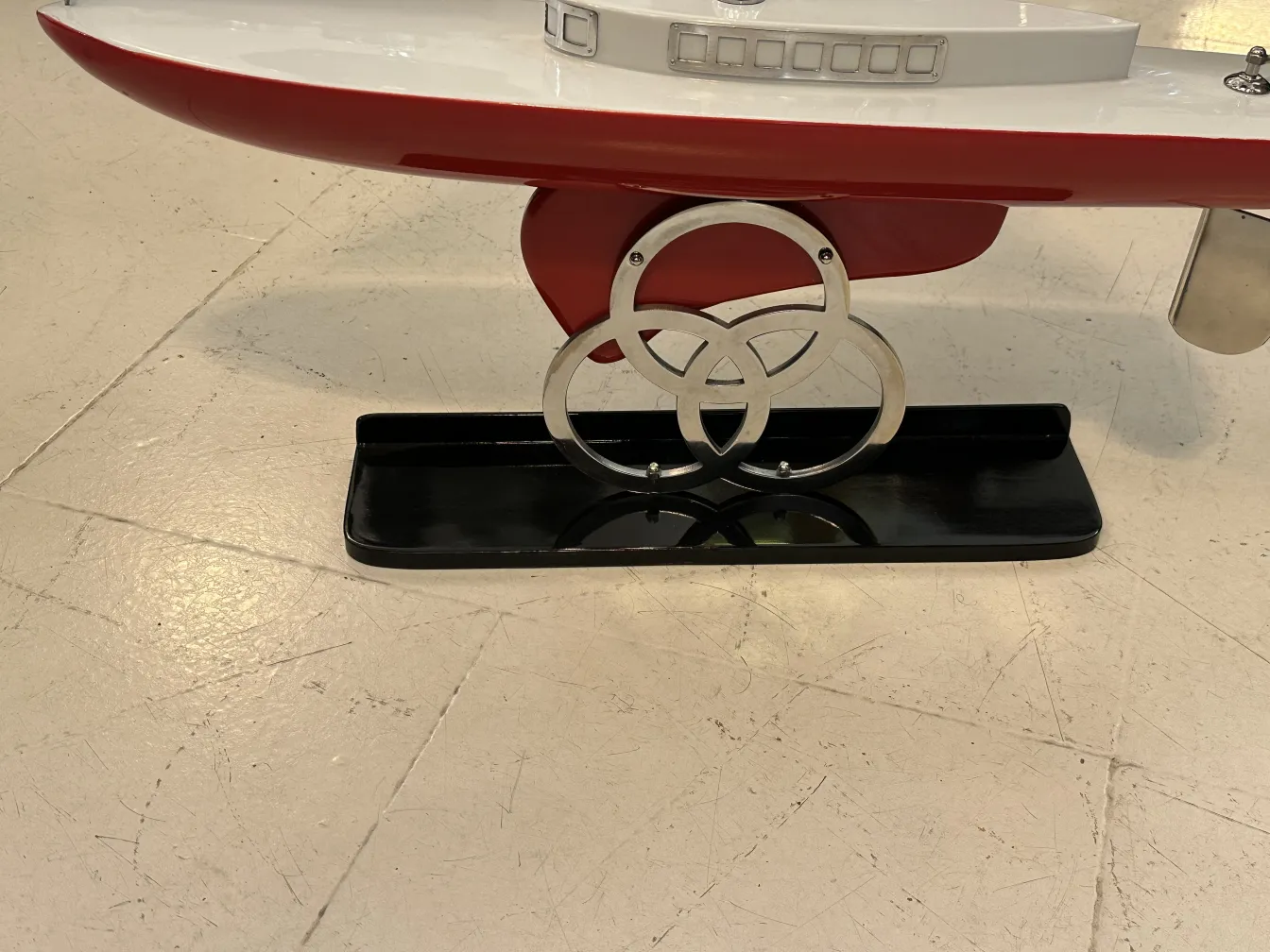 Modelo antigo de barco do designer com detalhes elegantes e base decorativa.