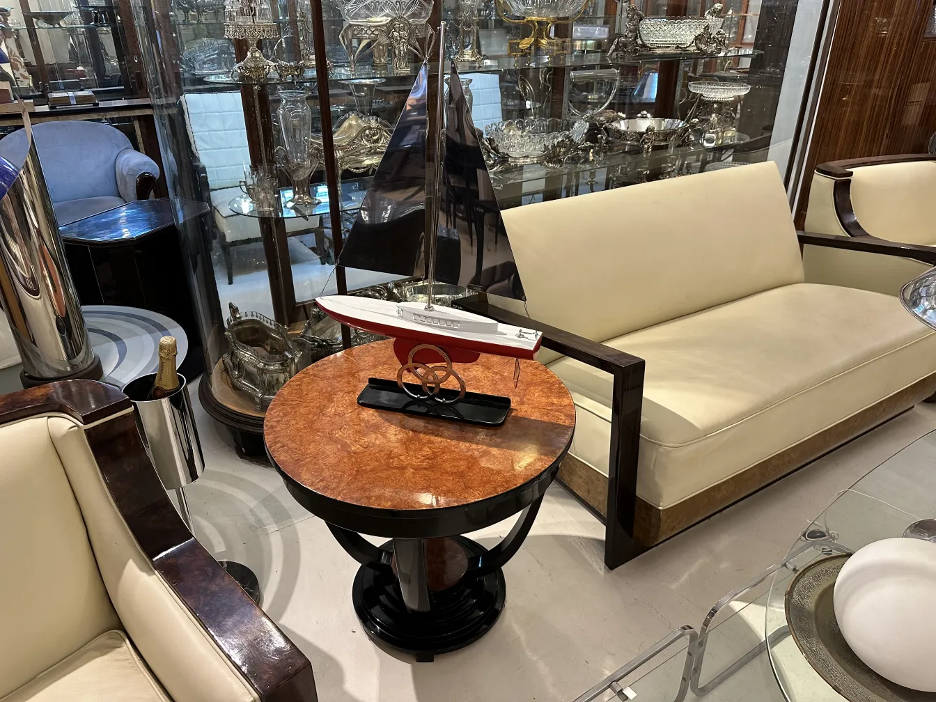 Antica barca del designer, modello decorativo in ambiente elegante.