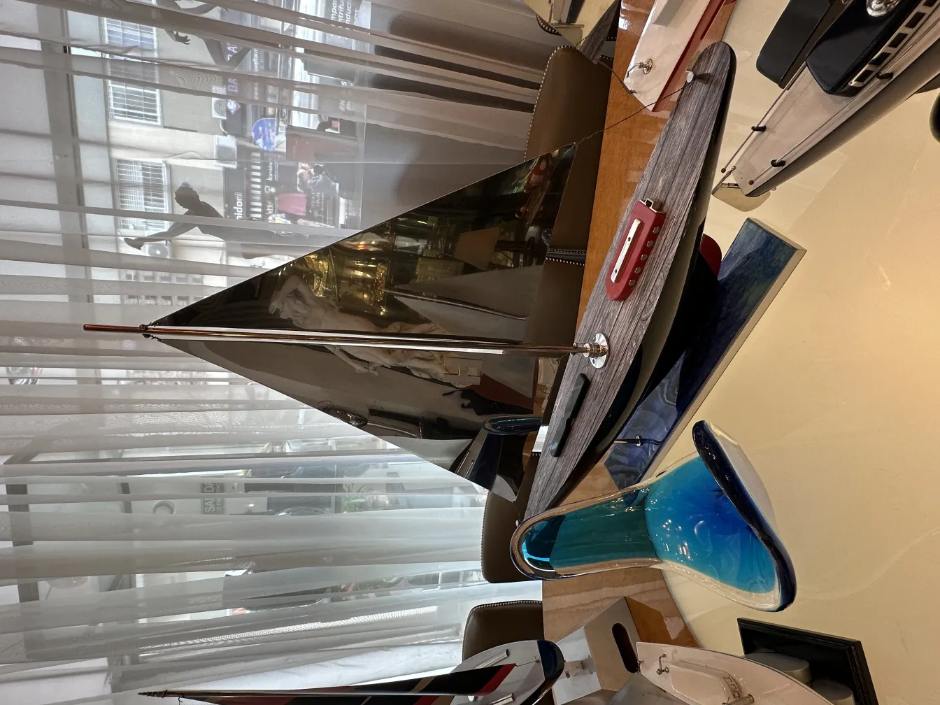 古老设计师的船，带有耀眼的帆和优雅的底座