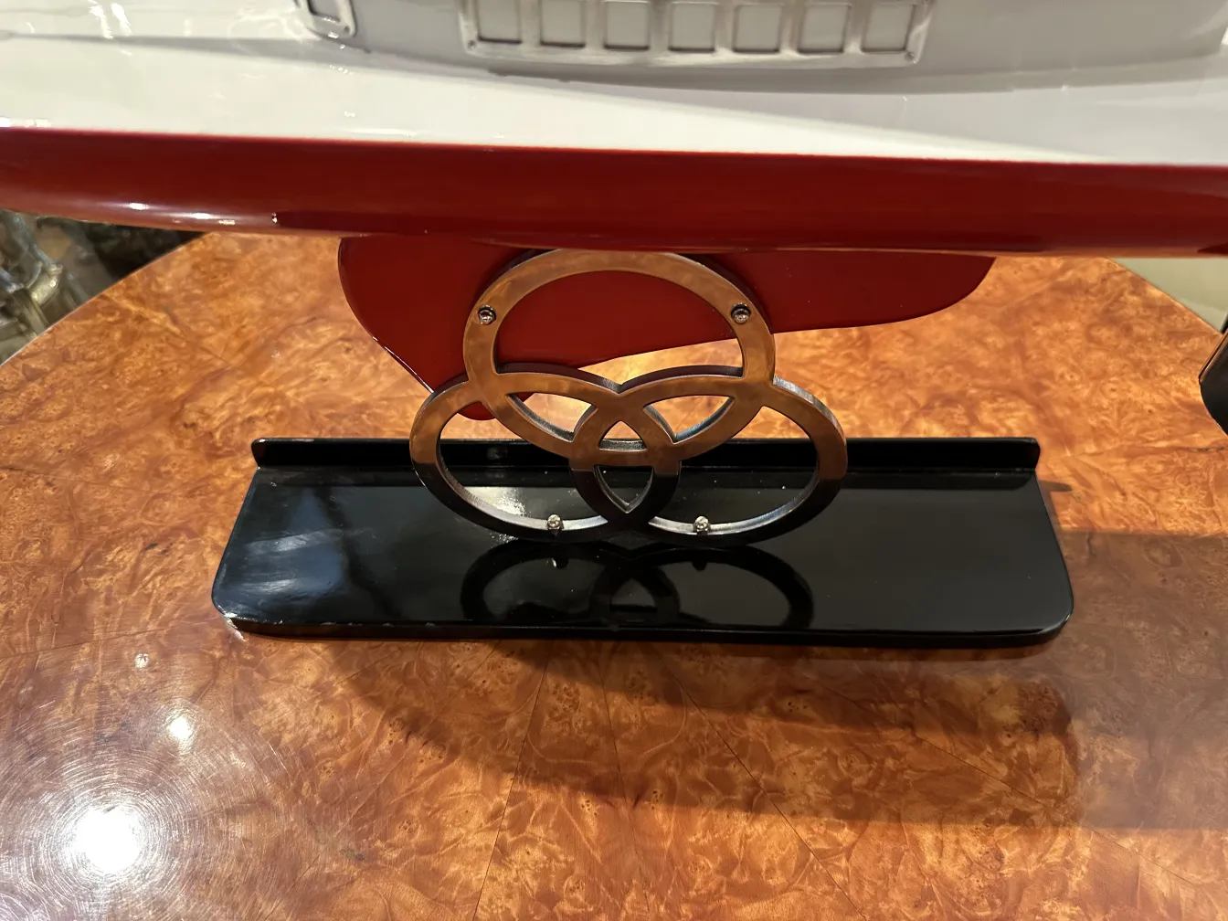 Bateau ancien du designer avec base décorative, couleurs vives.