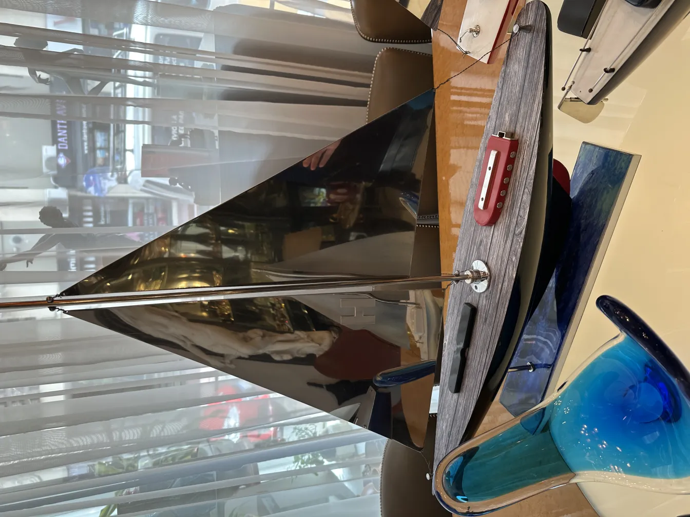 पुराने डिज़ाइनर की नाव जिसमें अद्भुत परावर्तक सीमाएँ और सुरुचिपूर्ण आकृतियाँ हैं।