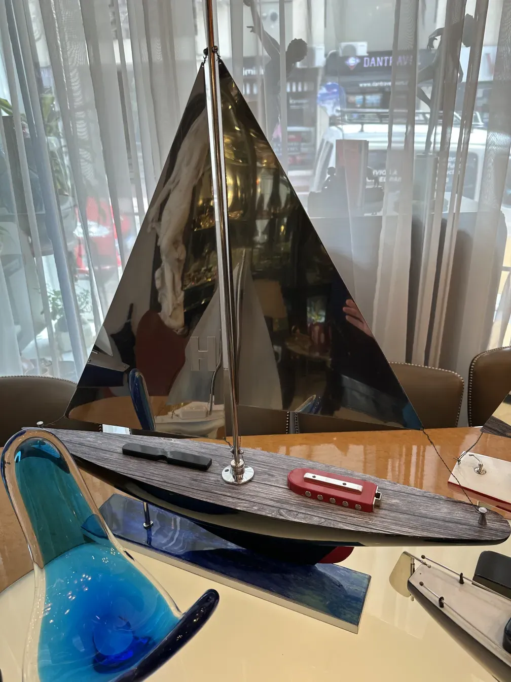 古い船の展示、帆と装飾的な基盤付き