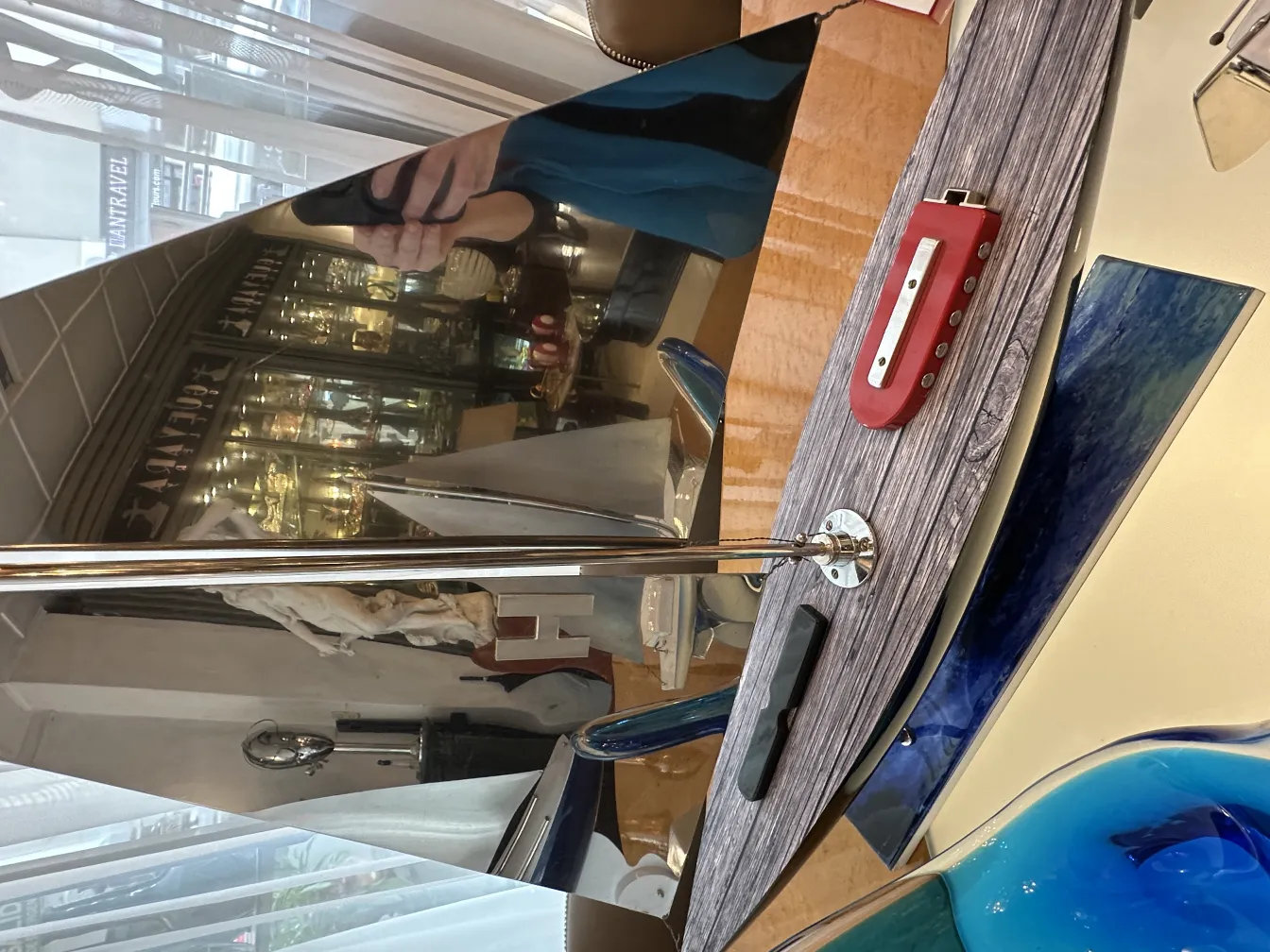 Barco del diseñador marcelo peña en un entorno antiguo con detalles decorativos.