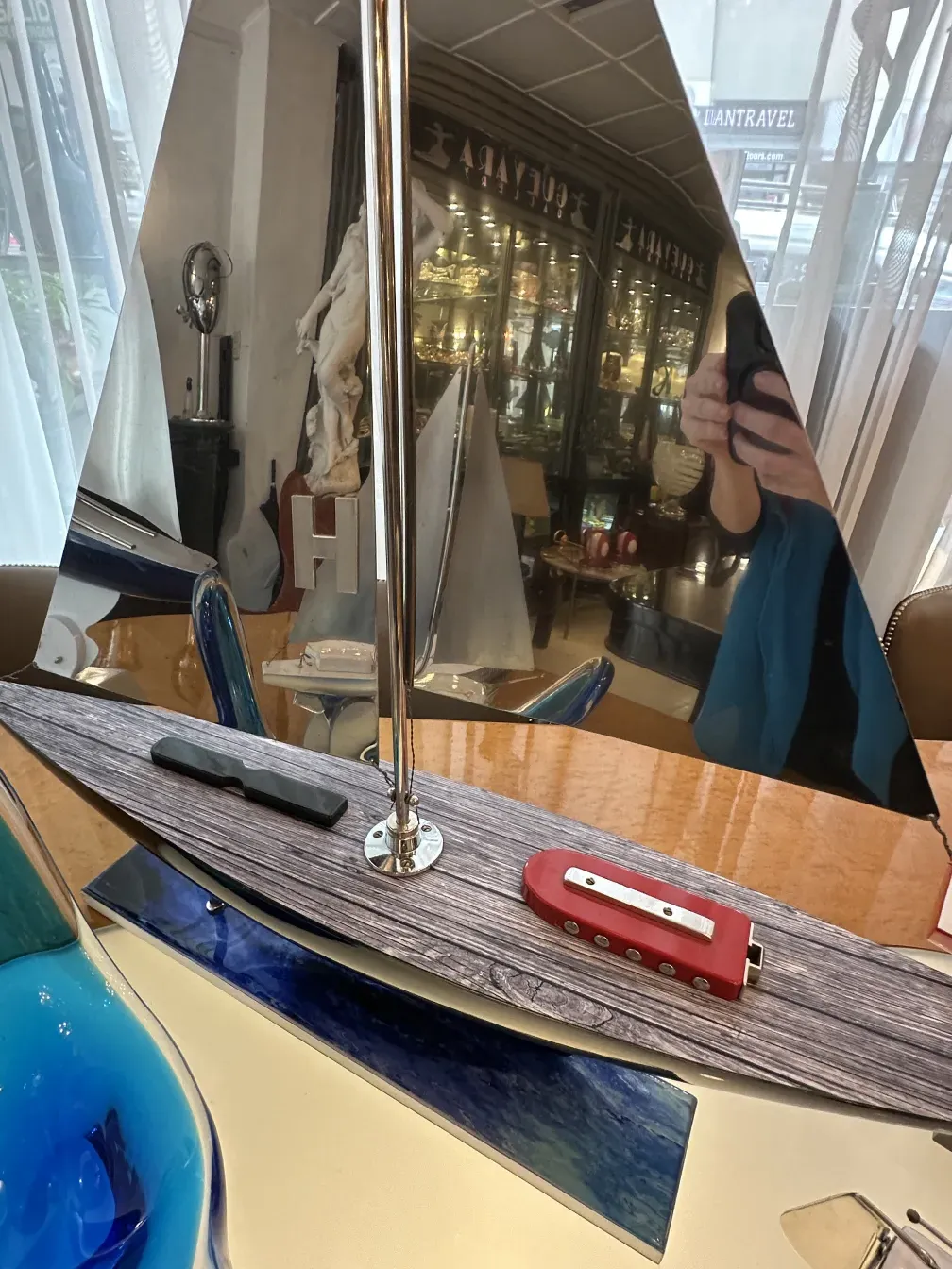 Bateau décoratif avec des détails uniques, environnement élégant.