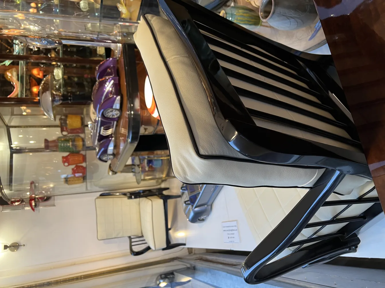 マルセロ・ペーニャのデザインによる古い車、エレガントに展示。