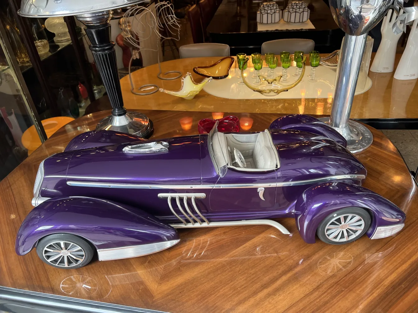 デザイナーの古典車マルセロ・ペーニャ、紫色、エレガントなディテール。