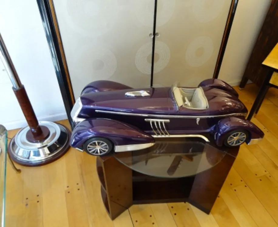 Voiture antique du designer Marcelo Peña en violet, cadre élégant