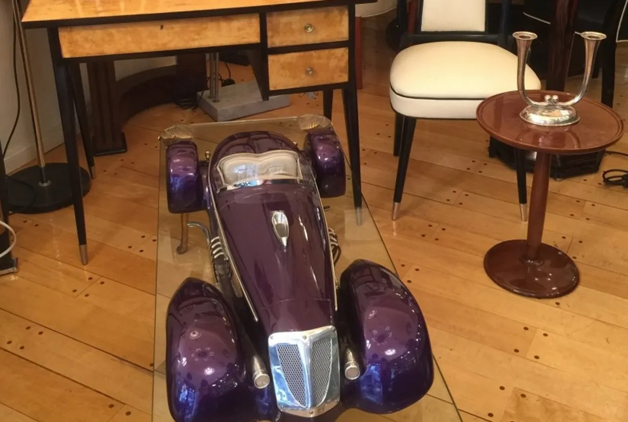 Auto antiguo del diseñador Marcelo Peña en un entorno elegante