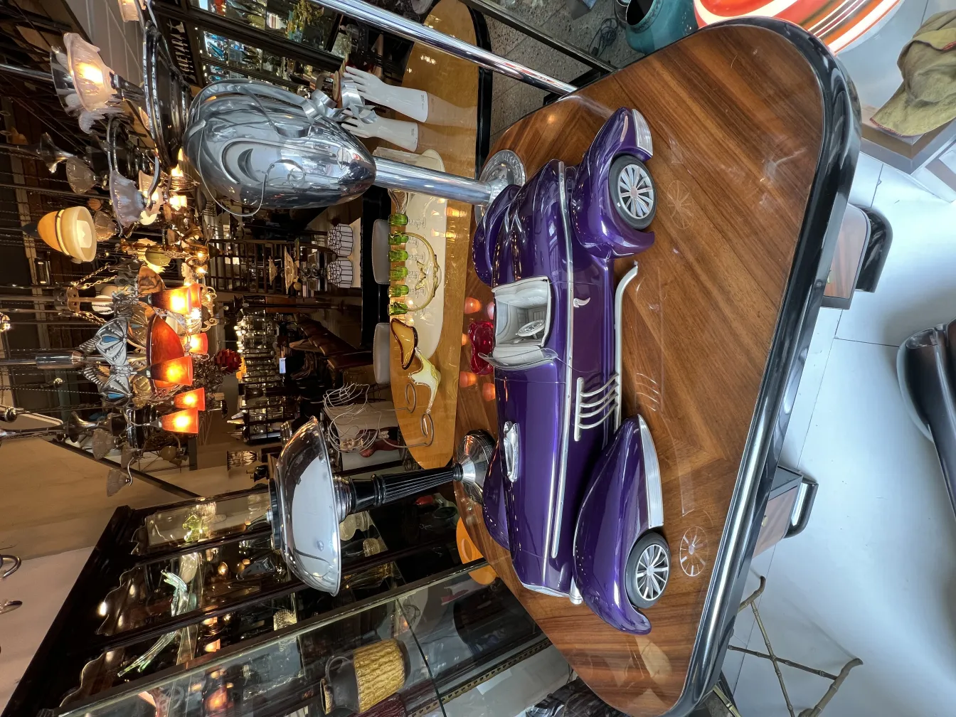 Modelo antiguo de auto del diseñador Marcelo Peña con detalles en laca púrpura.