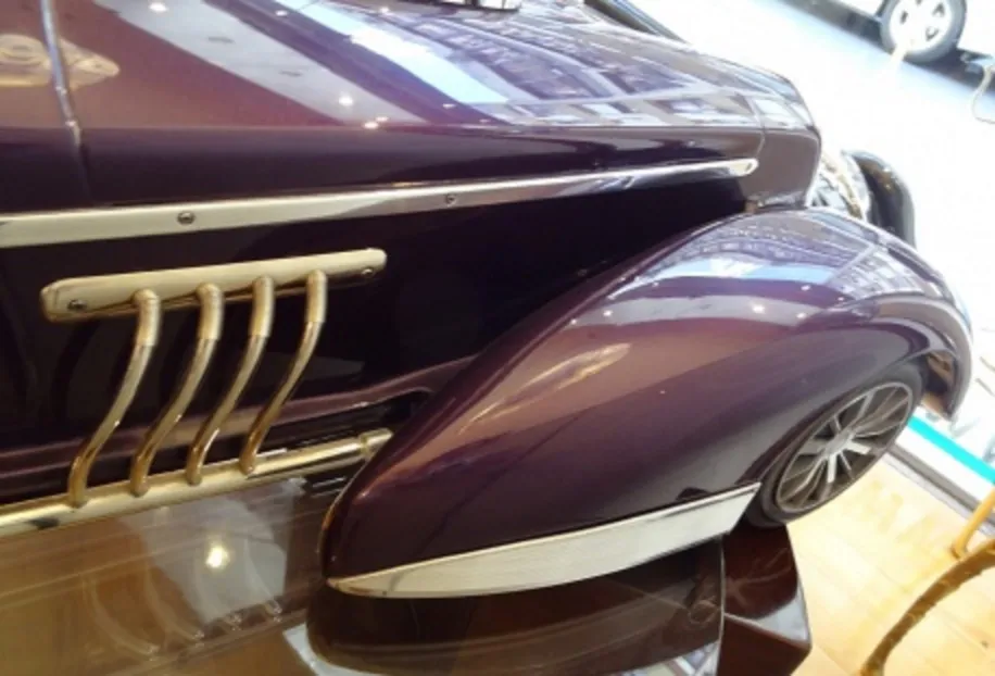 Voiture ancienne du designer Marcelo Peña, couleur violet brillante.