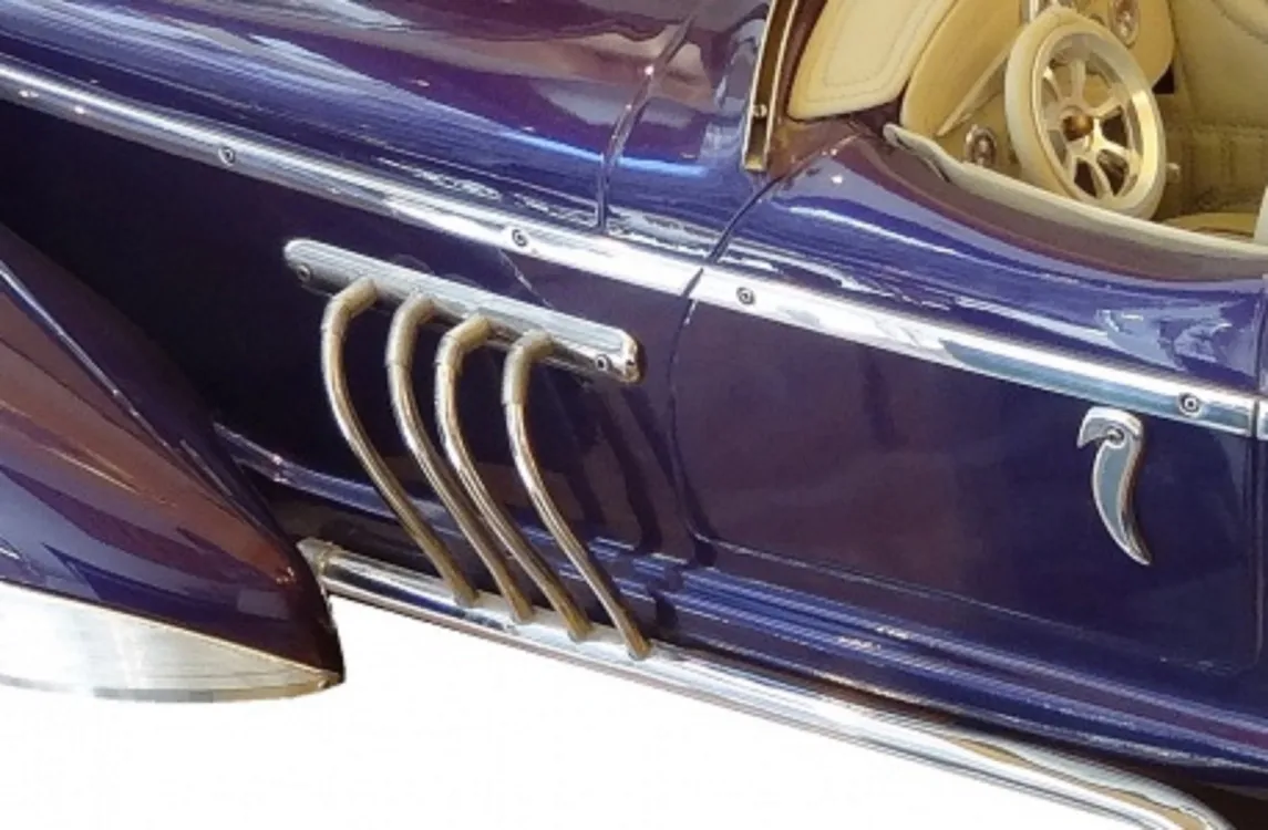 设计师的古董汽车 (Marcelo Peña)，紫色，带有详细装饰。