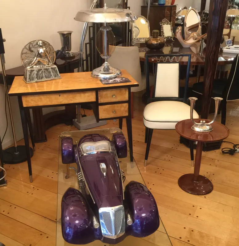 Antikes Auto des Designers Marcelo Peña in einem Vintage-Ambiente.