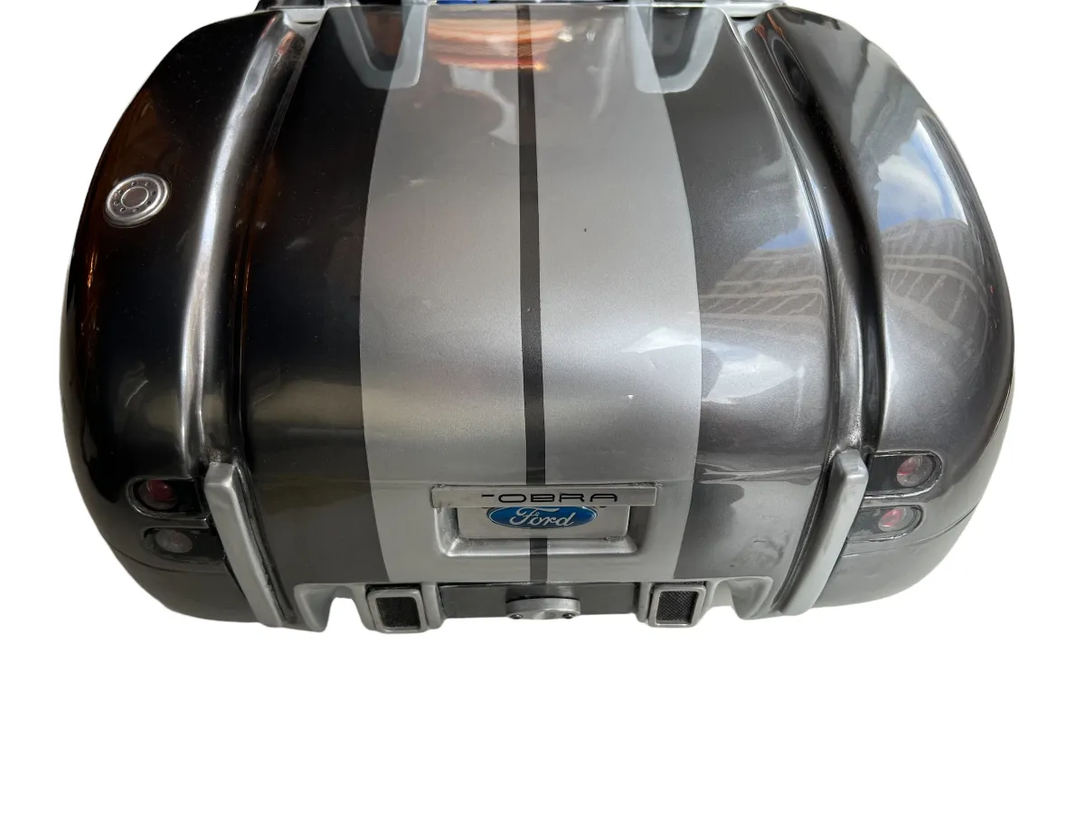 Rückansicht eines antiken Autos des Designers Marcelo Peña mit silbernen Details.